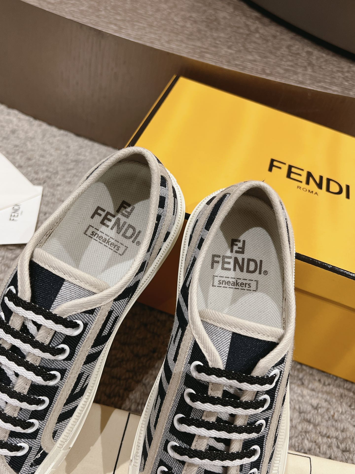 FENDI 超人気 フェンディ メンズスニーカースーパーコピー 軽量 カジュアルシューズ 通気性いい 歩きやすい ブラック_5