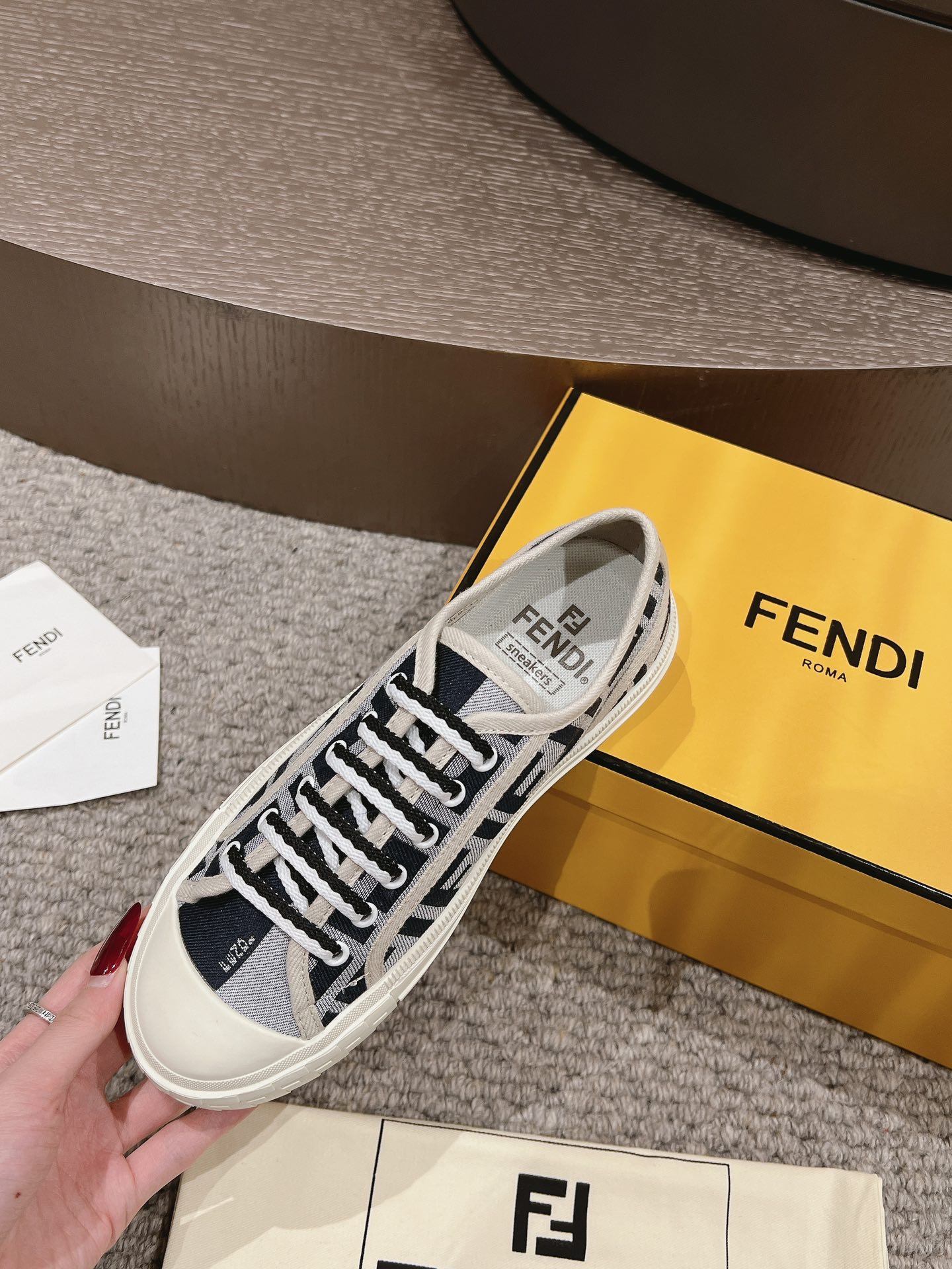 FENDI 超人気 フェンディ メンズスニーカースーパーコピー 軽量 カジュアルシューズ 通気性いい 歩きやすい ブラック_6