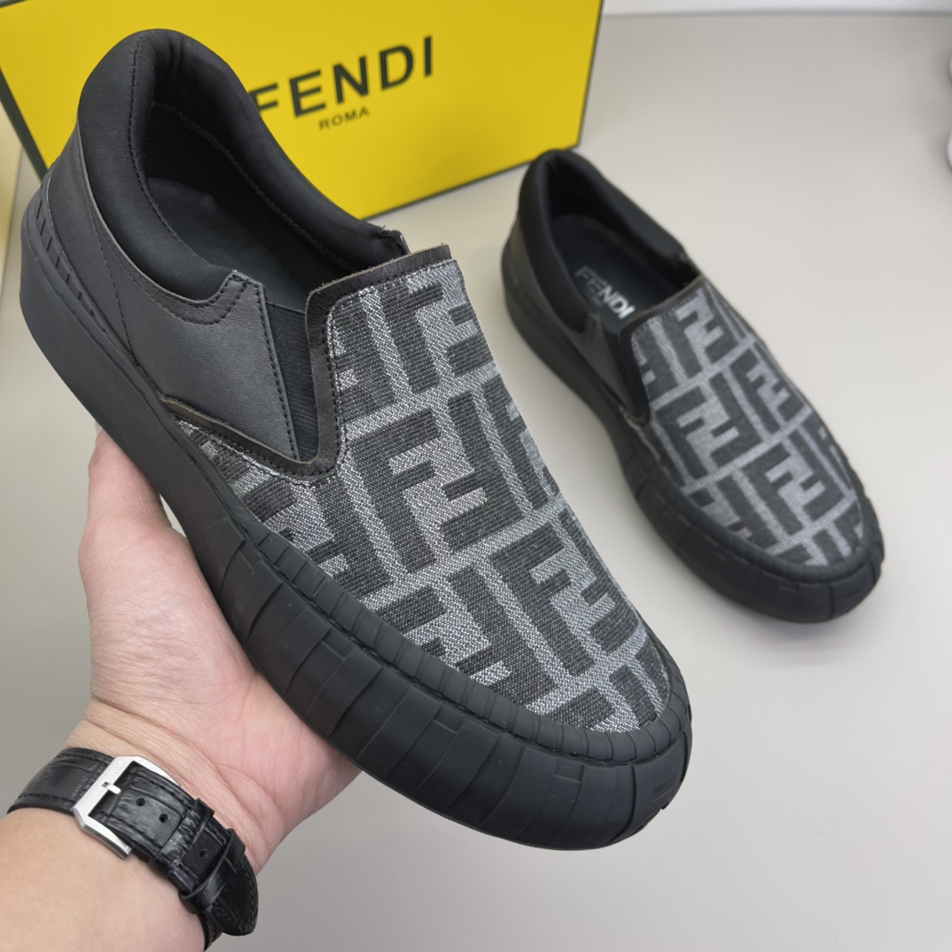 FENDI 数量限定 モカシンシューズ アメリカ偽物 カジュアル イタリア 運動 シンプル シューズ 高級感 花柄 ブラック_1