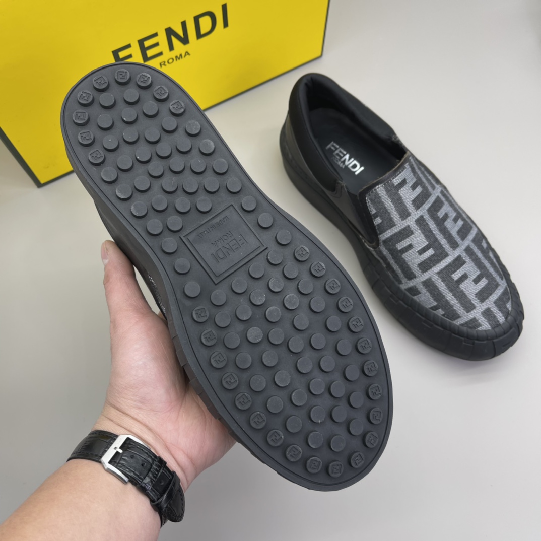 FENDI 数量限定 モカシンシューズ アメリカ偽物 カジュアル イタリア 運動 シンプル シューズ 高級感 花柄 ブラック_5