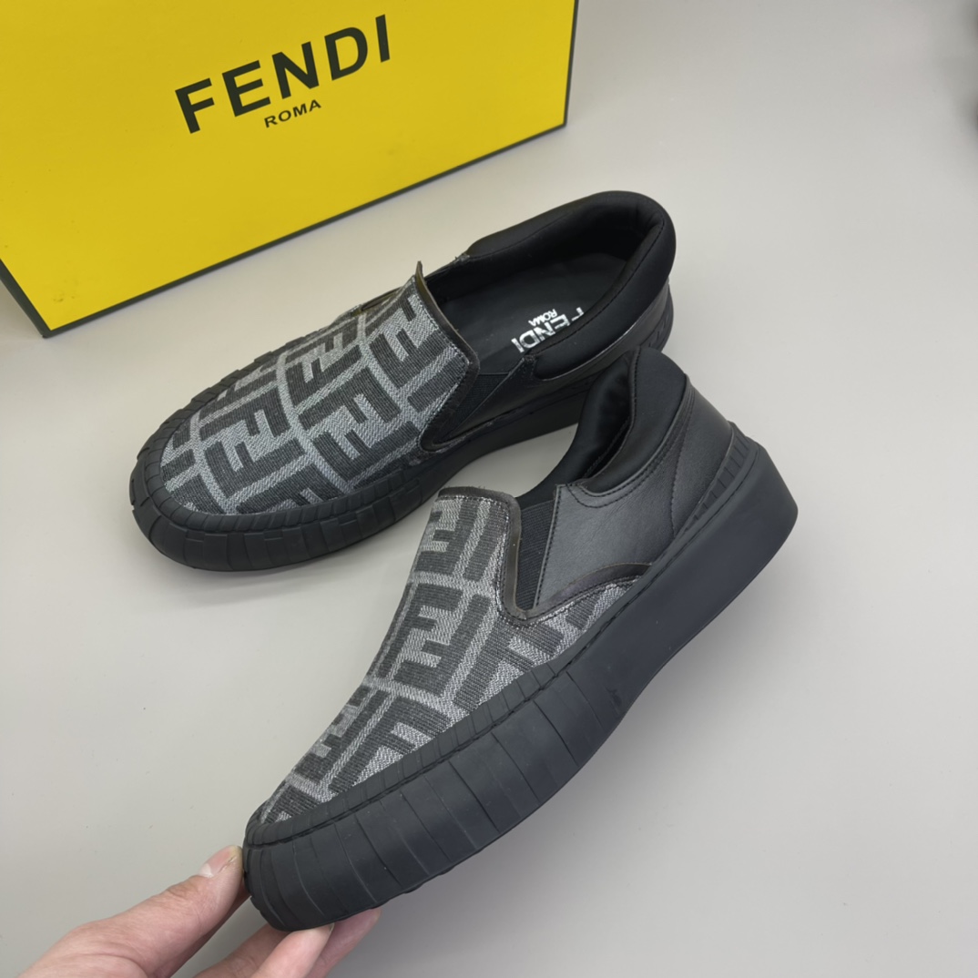 FENDI 数量限定 モカシンシューズ アメリカ偽物 カジュアル イタリア 運動 シンプル シューズ 高級感 花柄 ブラック_6