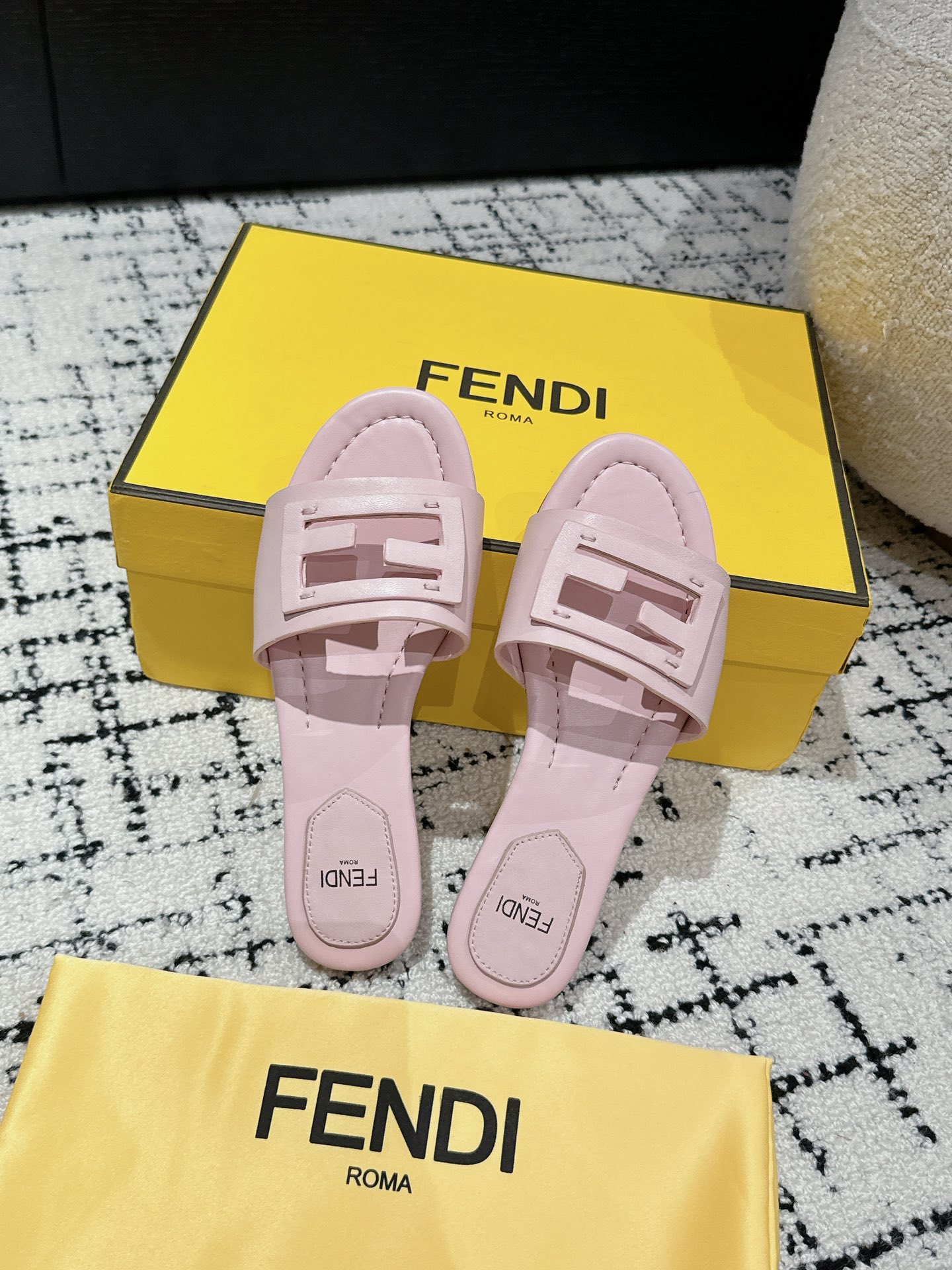 FENDIアラモアナ フェンディ偽物 スリッパ 人気商品 ファッション 歩きやすい 女性 ピンク_4