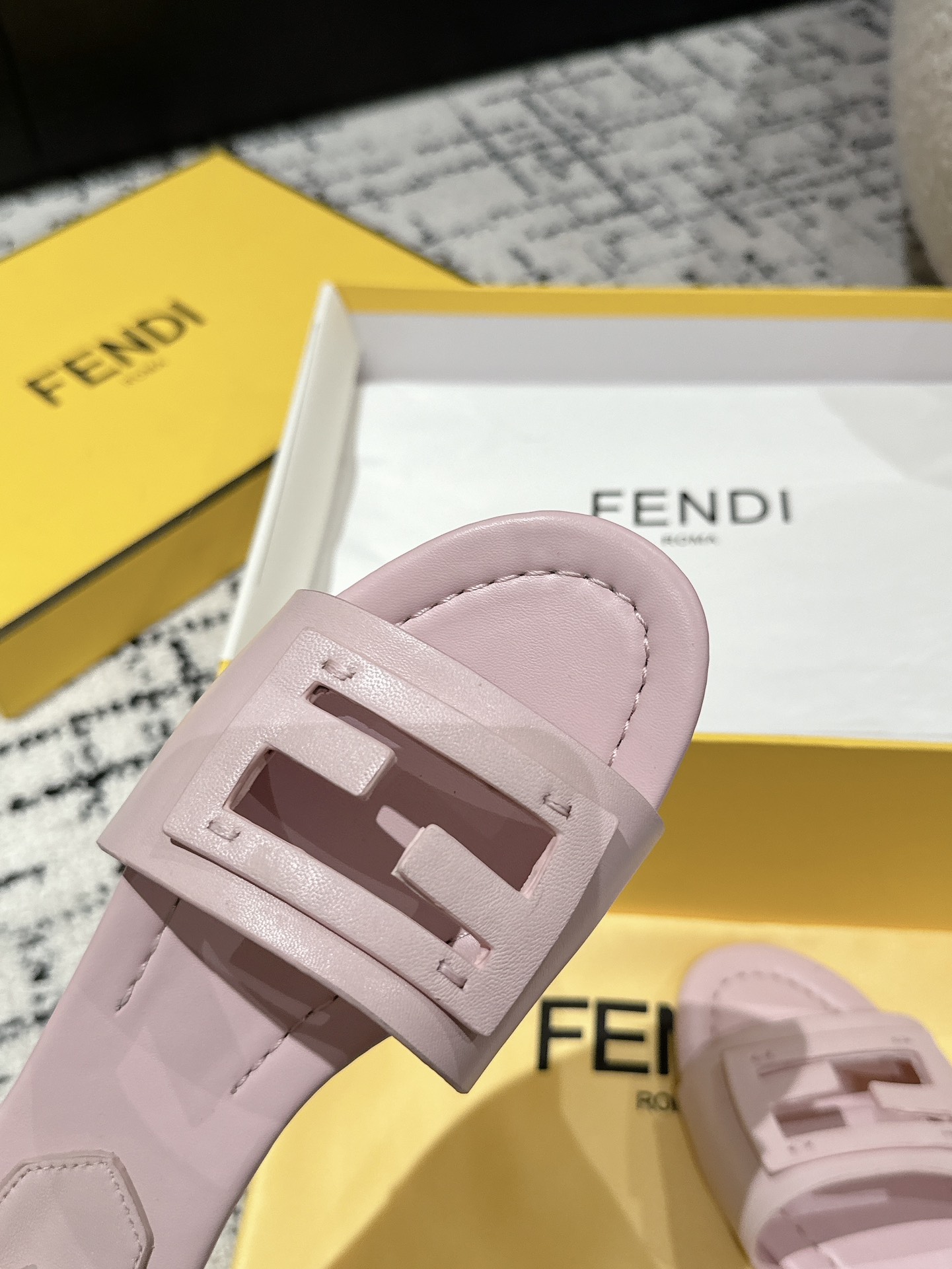 FENDIアラモアナ フェンディ偽物 スリッパ 人気商品 ファッション 歩きやすい 女性 ピンク_5