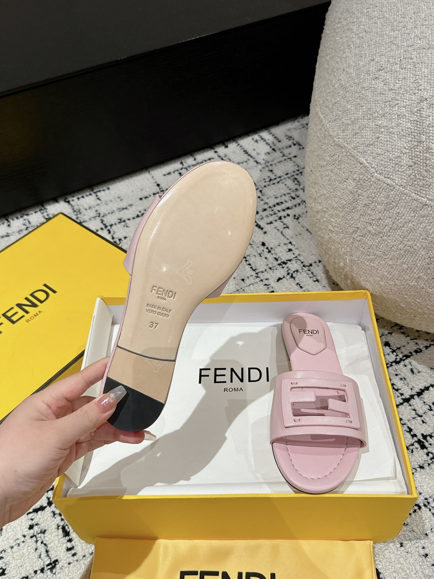 FENDIアラモアナ フェンディ偽物 スリッパ 人気商品 ファッション 歩きやすい 女性 ピンク_8