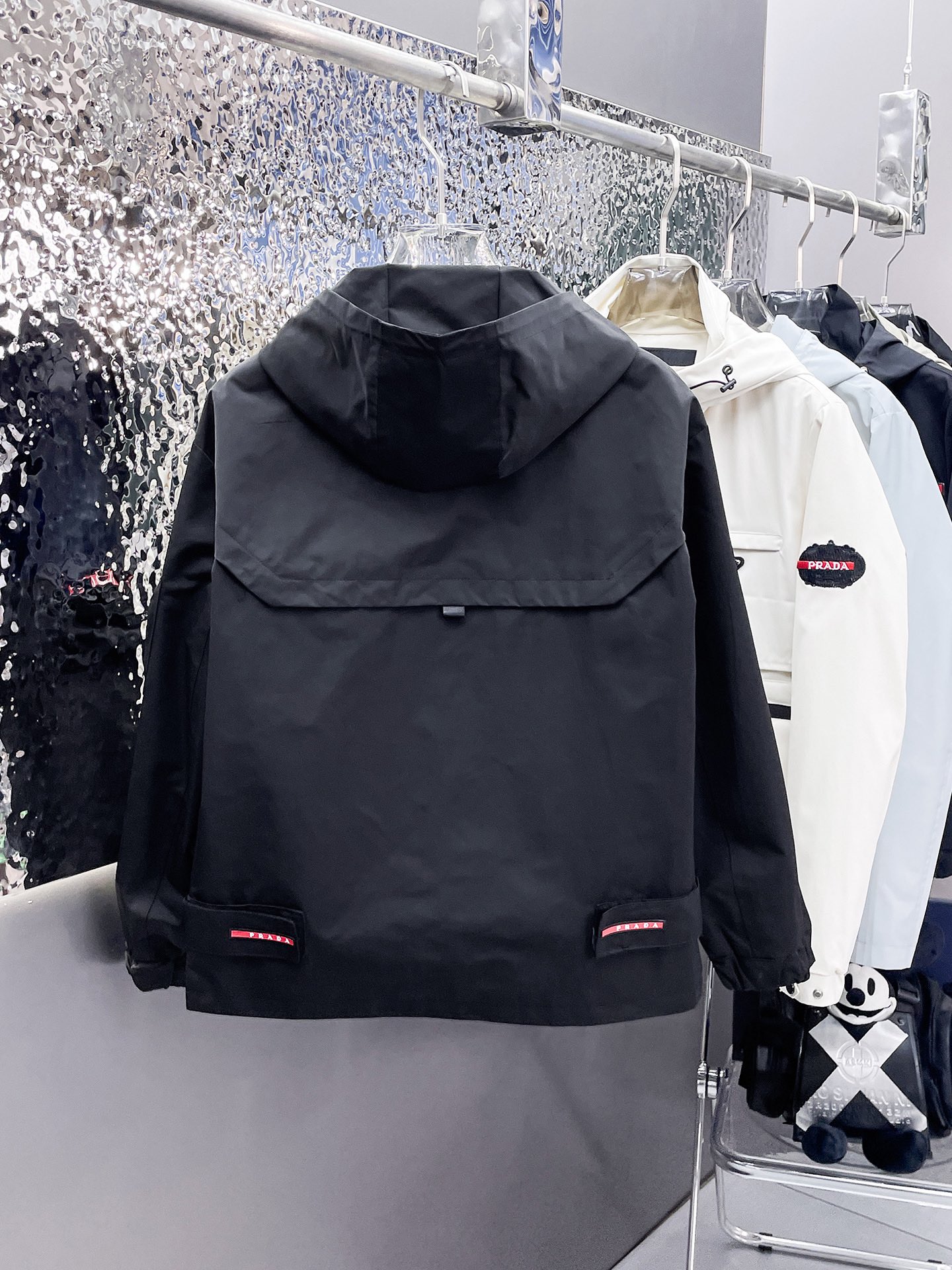 prada ダウンジャケットスーパーコピー 品質保証 トップス アウター 防風 フード付き 登山服 メンズ ブラック_2