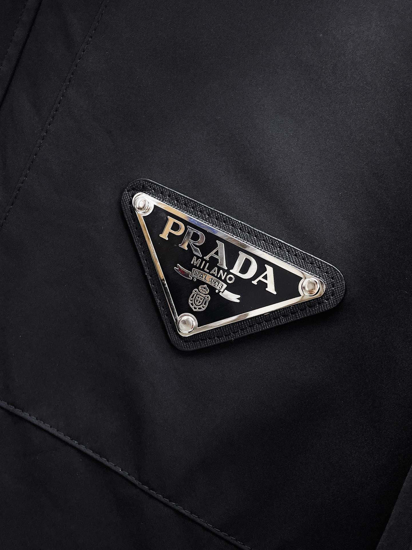 prada ダウンジャケットスーパーコピー 品質保証 トップス アウター 防風 フード付き 登山服 メンズ ブラック_4