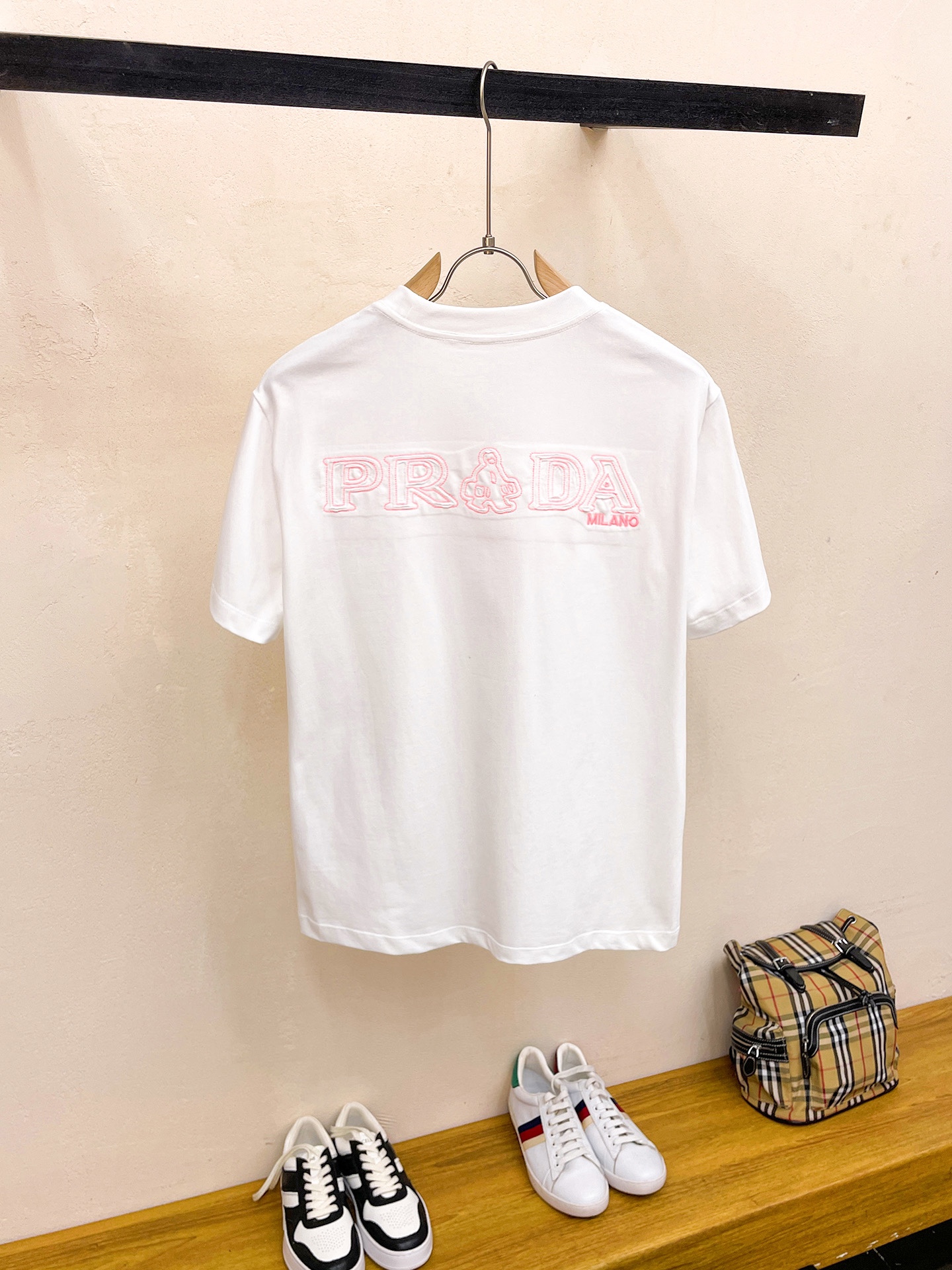 今季のおすすめ ロゴプリント プラダ ティー シャツ偽物 Tシャツ トップス 純綿 半袖 柔らかい 人気新品 ホワイト_2