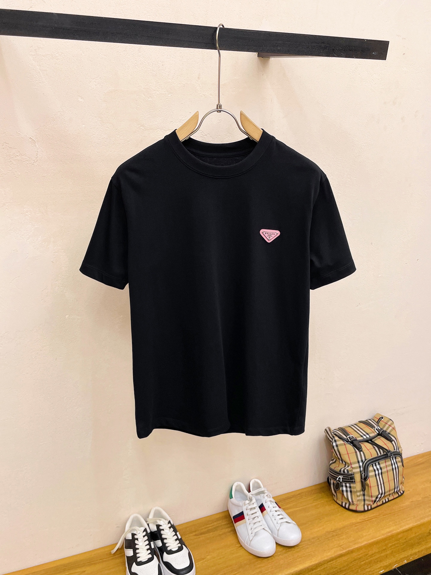 今季のおすすめ ロゴプリント プラダ t シャツ メンズコピー Tシャツ トップス 純綿 半袖 柔らかい 人気新品 ブラック_1