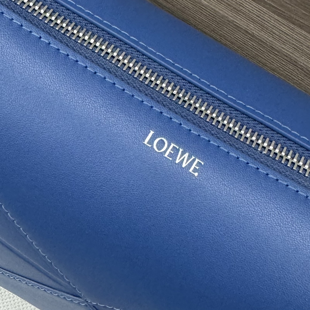 大人気 loewe バッグ偽物 型番052403 斜め掛けバッグ レザー 本革 柔らかい ブルー_7