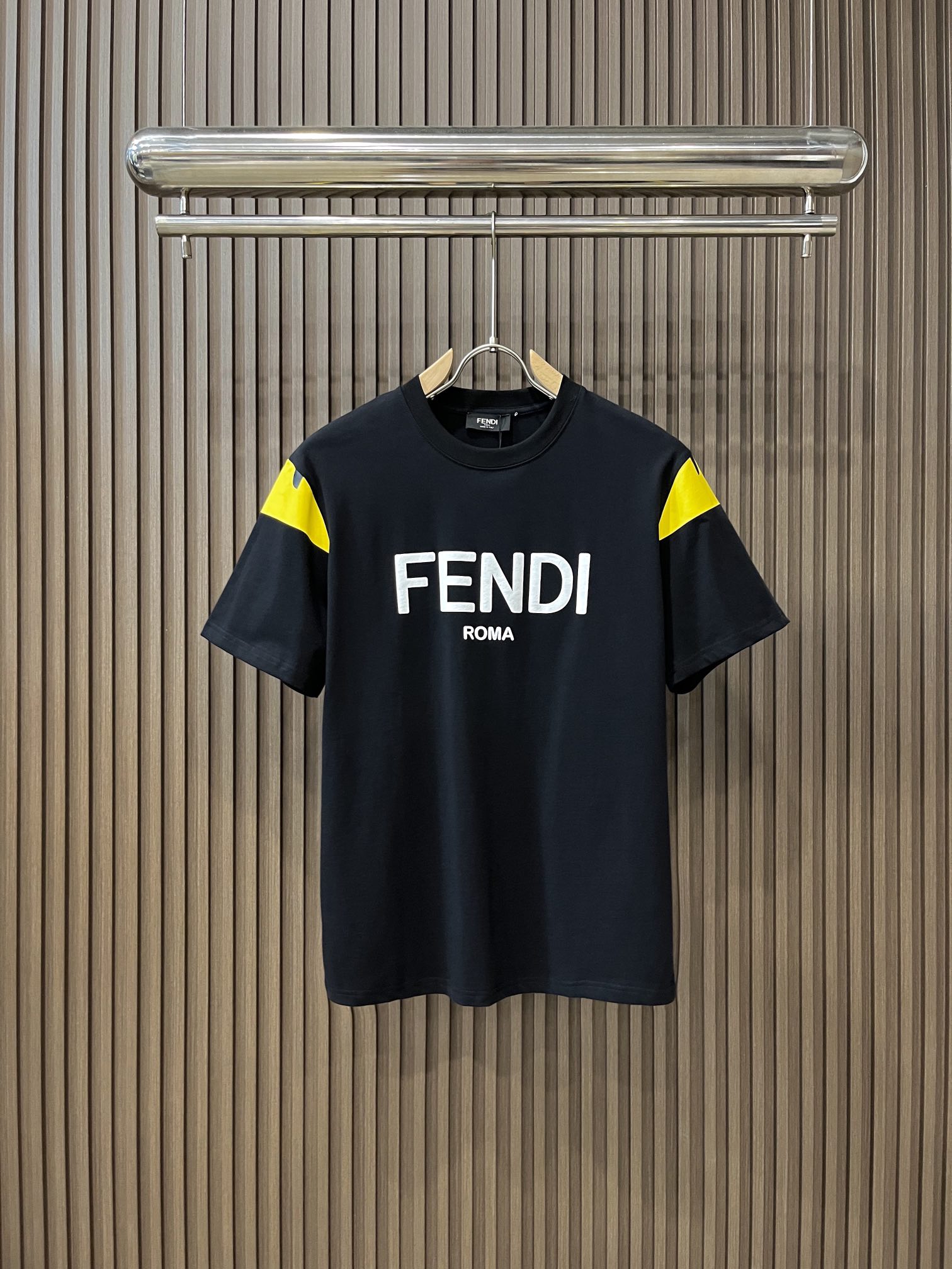 今季のおすすめ fendi t シャツ モンスター偽物 純綿 トップス 短袖 ロゴプリント 特別 ブラック_1