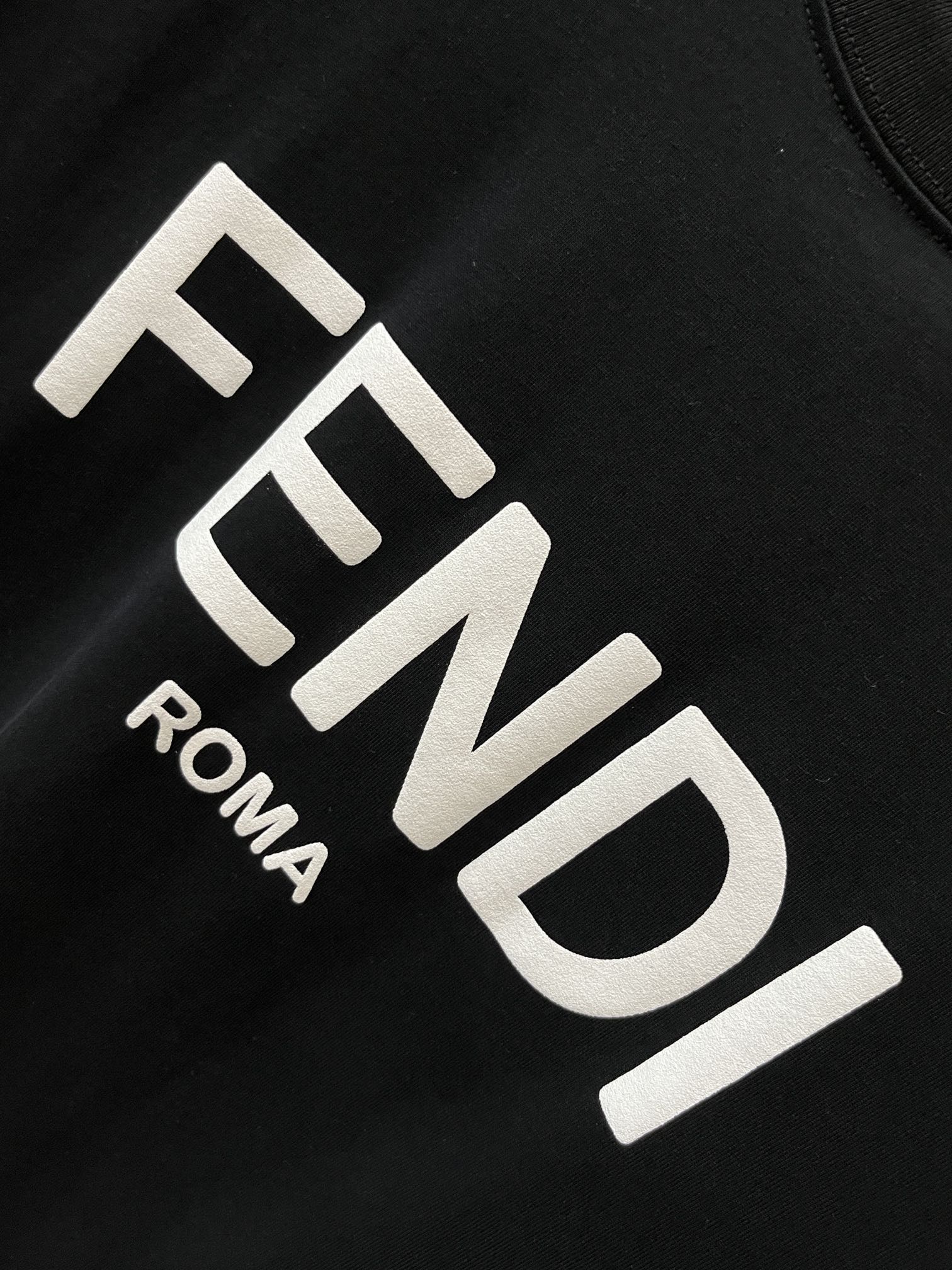 今季のおすすめ fendi t シャツ モンスター偽物 純綿 トップス 短袖 ロゴプリント 特別 ブラック_3