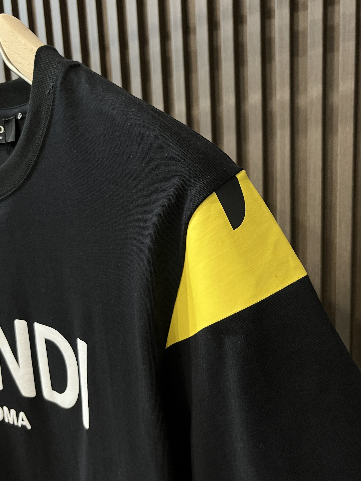 今季のおすすめ fendi t シャツ モンスター偽物 純綿 トップス 短袖 ロゴプリント 特別 ブラック_4