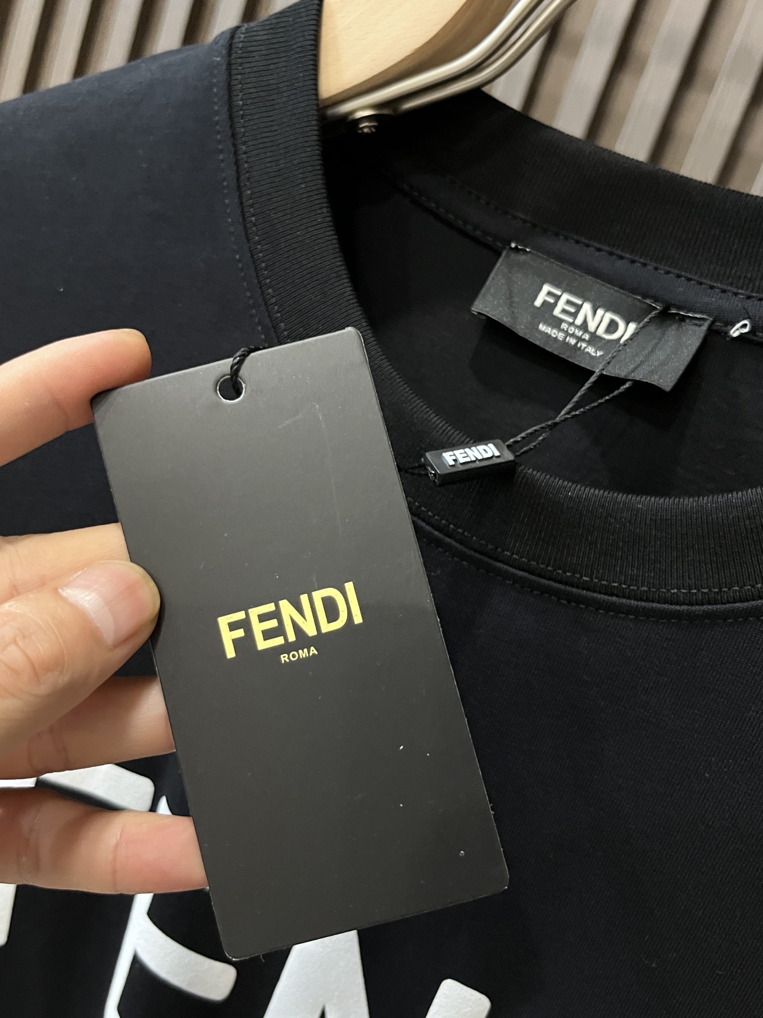 今季のおすすめ fendi t シャツ モンスター偽物 純綿 トップス 短袖 ロゴプリント 特別 ブラック_7