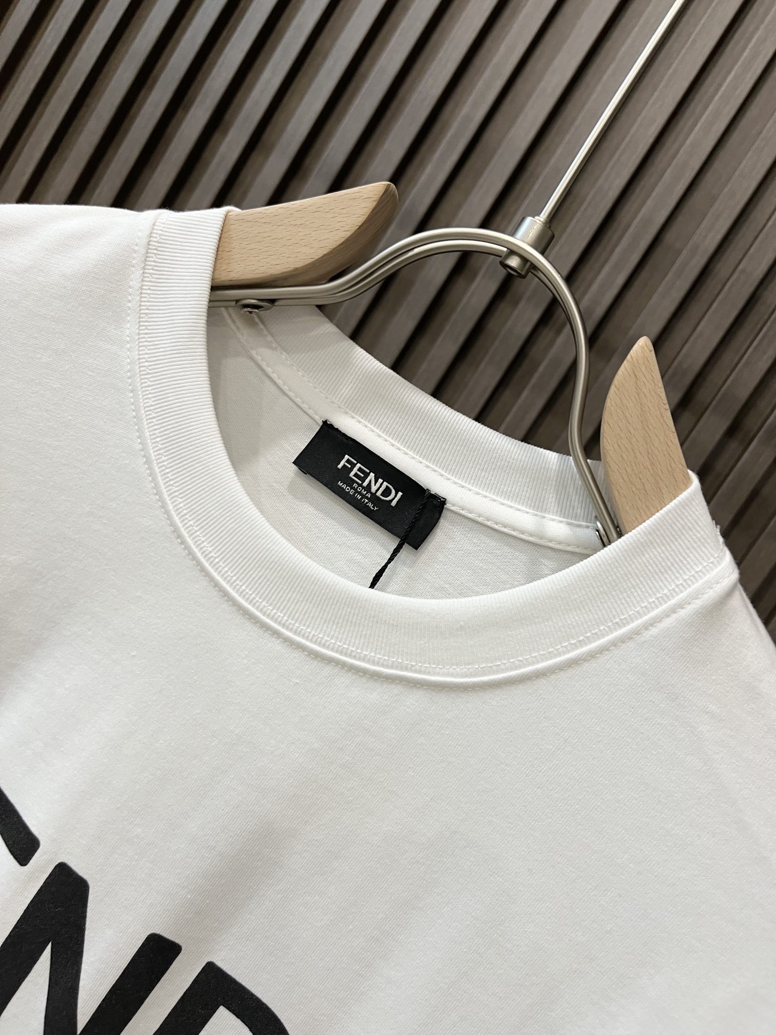 最新の2024年 fendi t シャツ ロゴコピー 純綿 トップス 短袖 ロゴプリント 特別 ホワイト_2