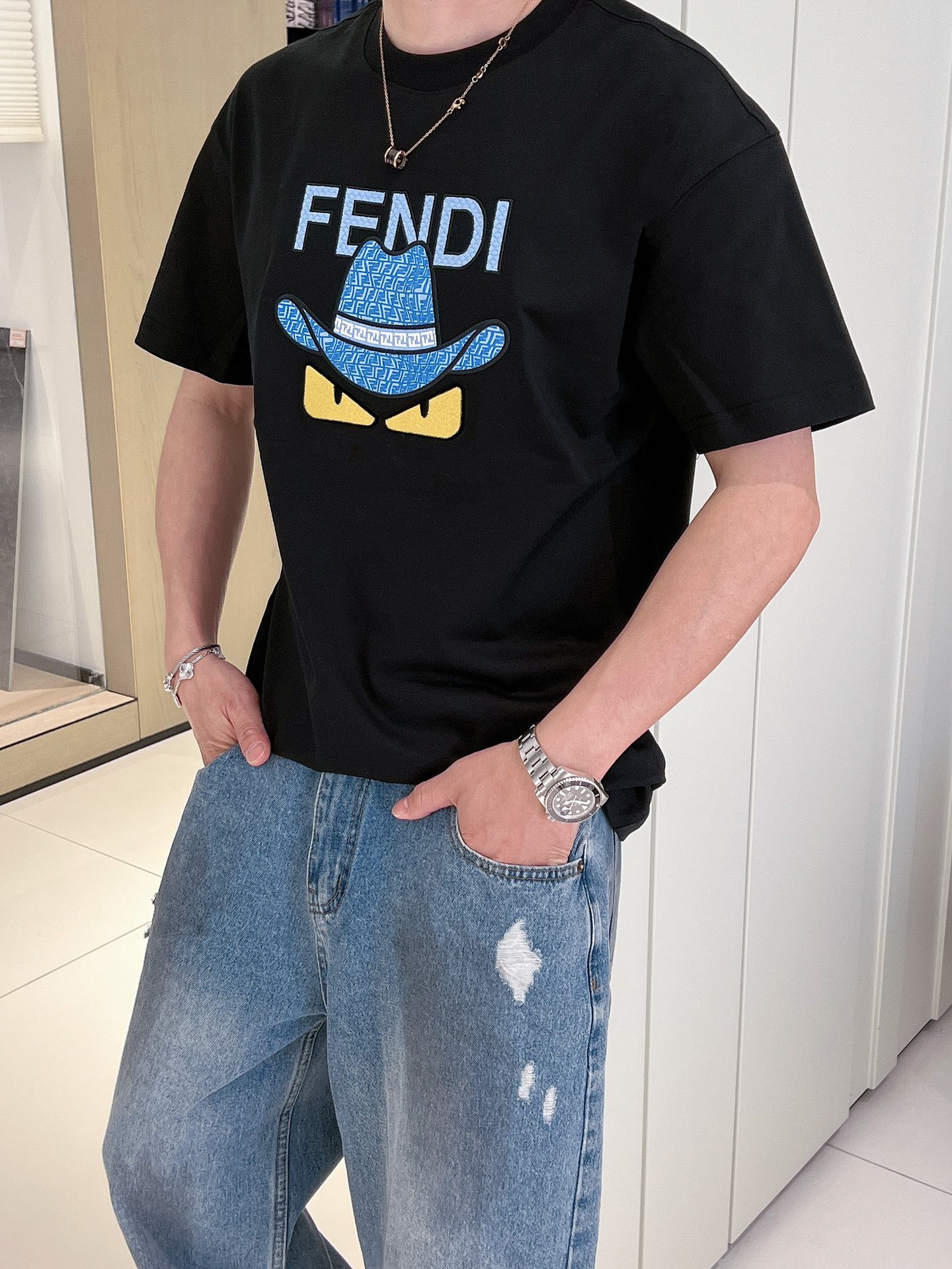 fendi ロゴ t シャツ偽物 海外セレブが愛用する 純綿 トップス 上質 プリント 柔らかい ブラック_2