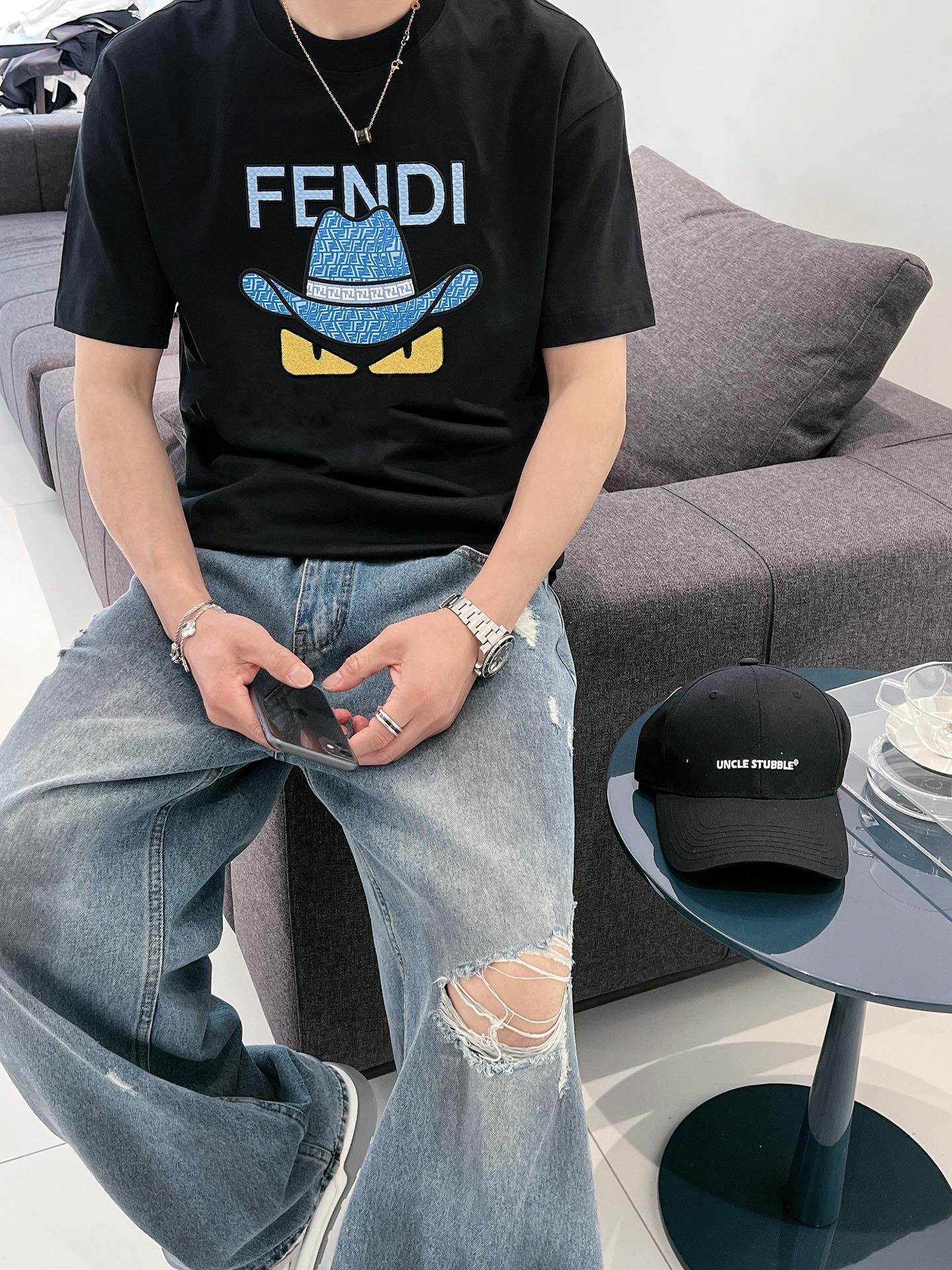 fendi ロゴ t シャツ偽物 海外セレブが愛用する 純綿 トップス 上質 プリント 柔らかい ブラック_6