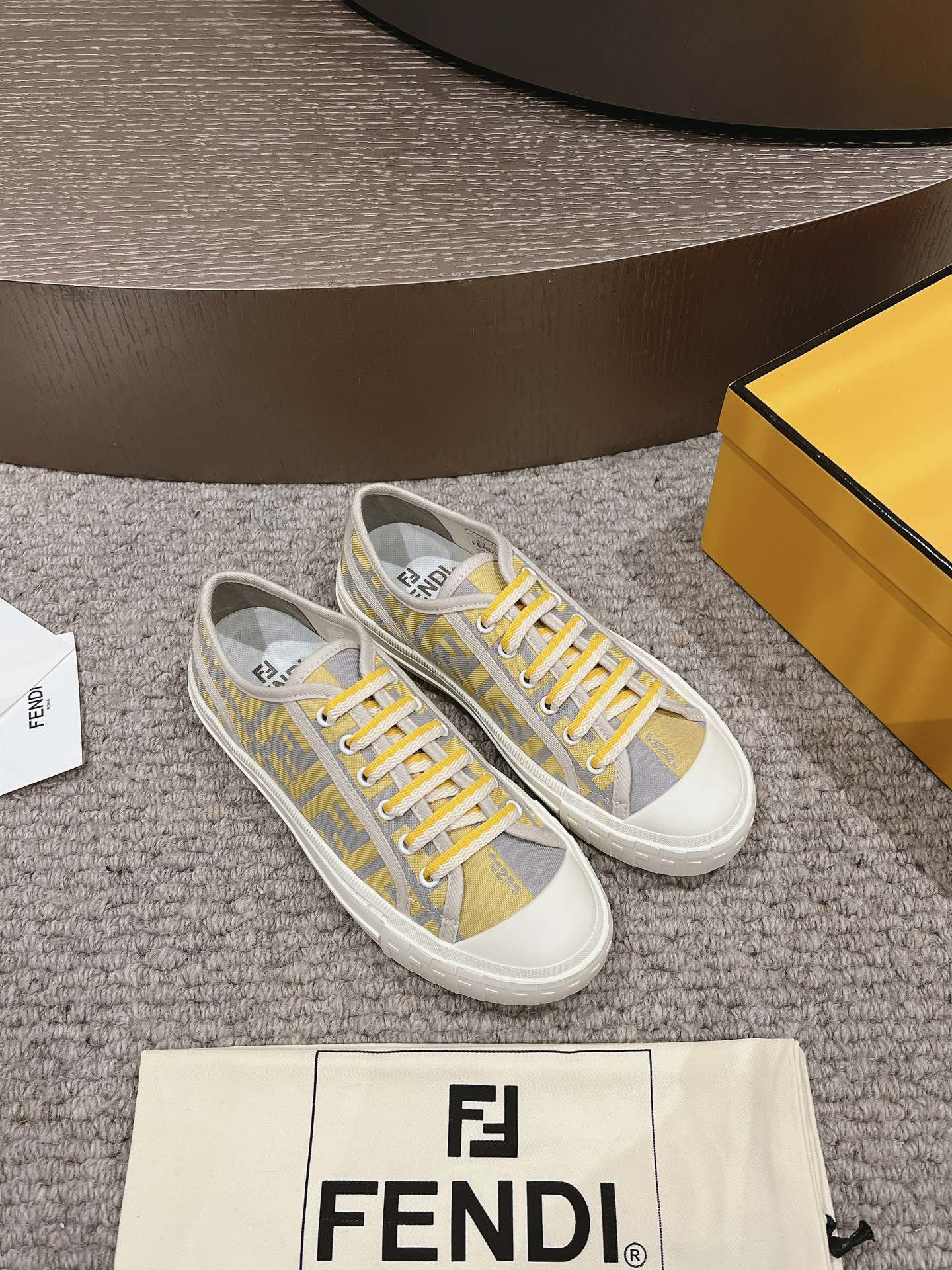 fendi ソックススニーカーコピー 柔軟 ズック カジュアルシューズ 軽量 快適 シンプル イエロー_2