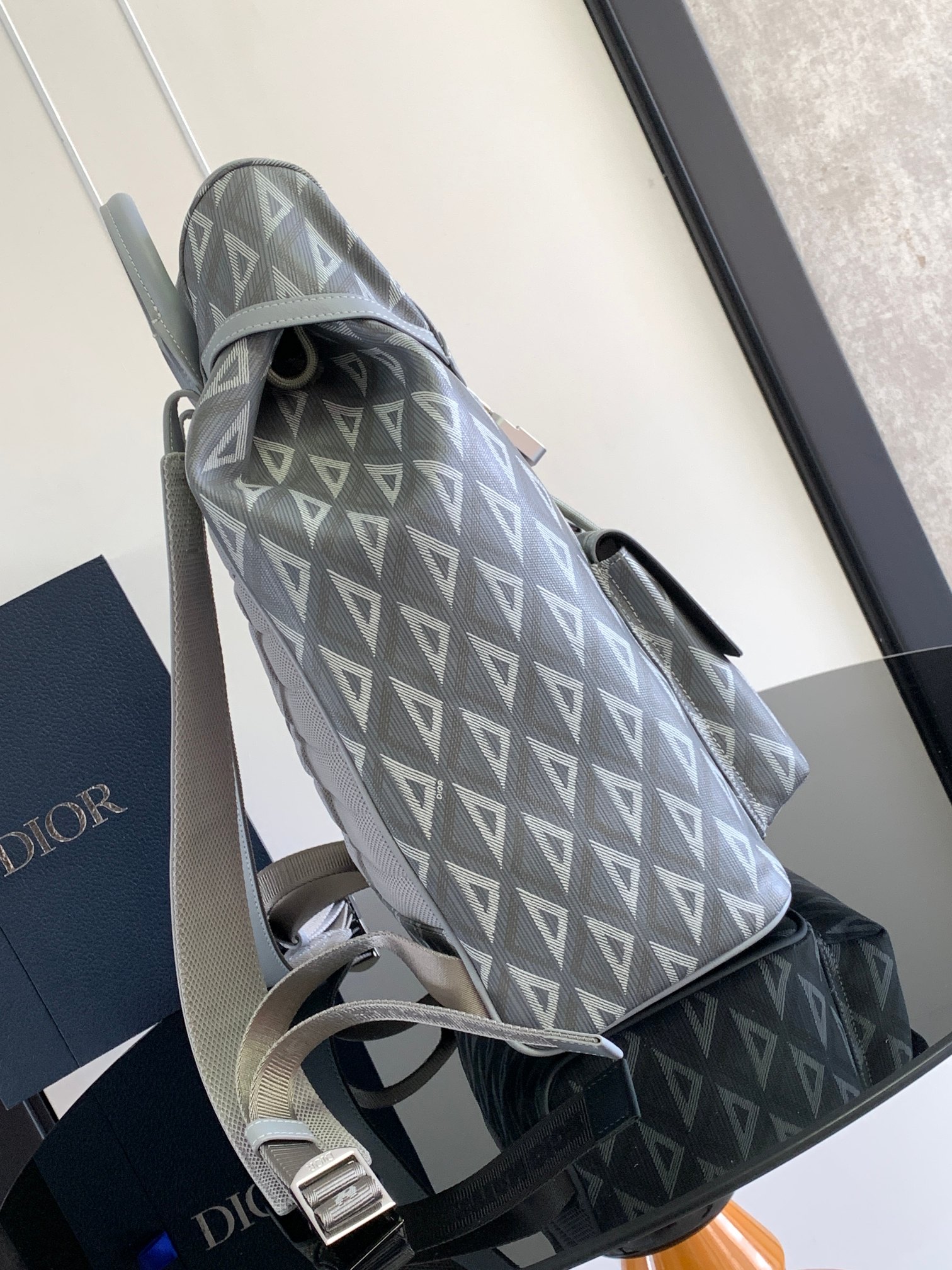 dior カバン偽物 1ESBA021CDP リュックサック 大容量 旅行 花柄 シンプル レザー 肩掛け グレイ_2