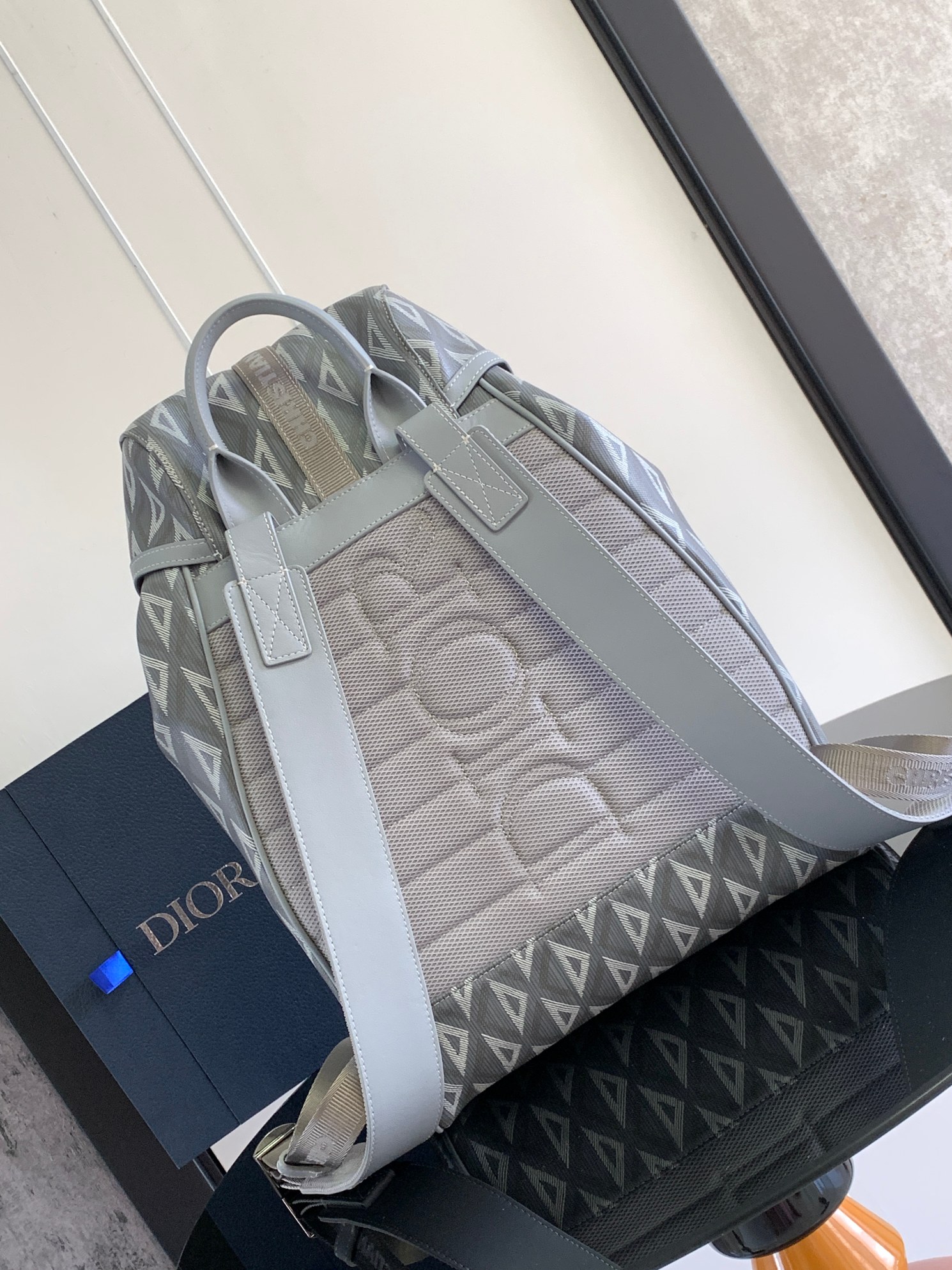 dior カバン偽物 1ESBA021CDP リュックサック 大容量 旅行 花柄 シンプル レザー 肩掛け グレイ_3