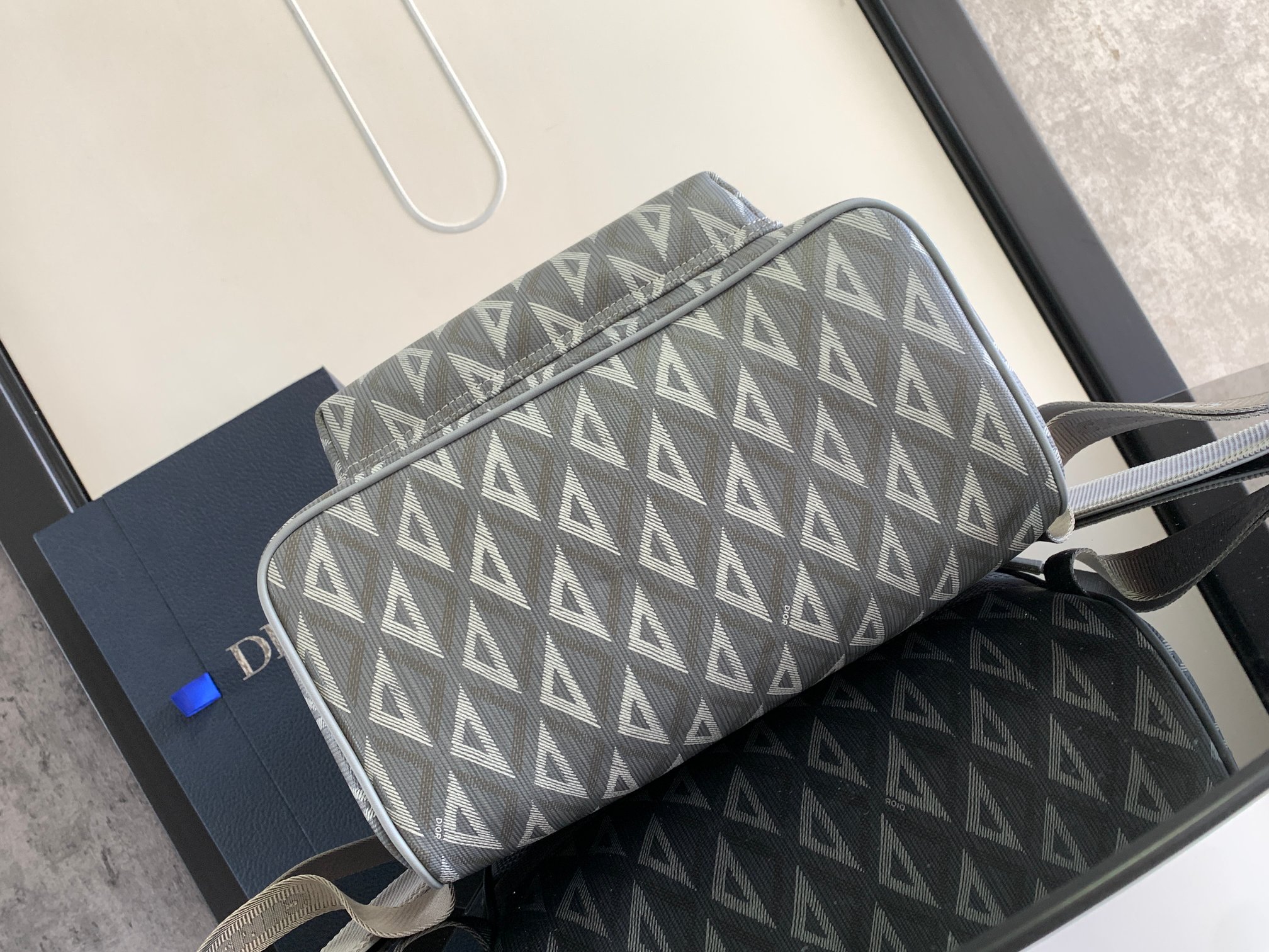 dior カバン偽物 1ESBA021CDP リュックサック 大容量 旅行 花柄 シンプル レザー 肩掛け グレイ_4