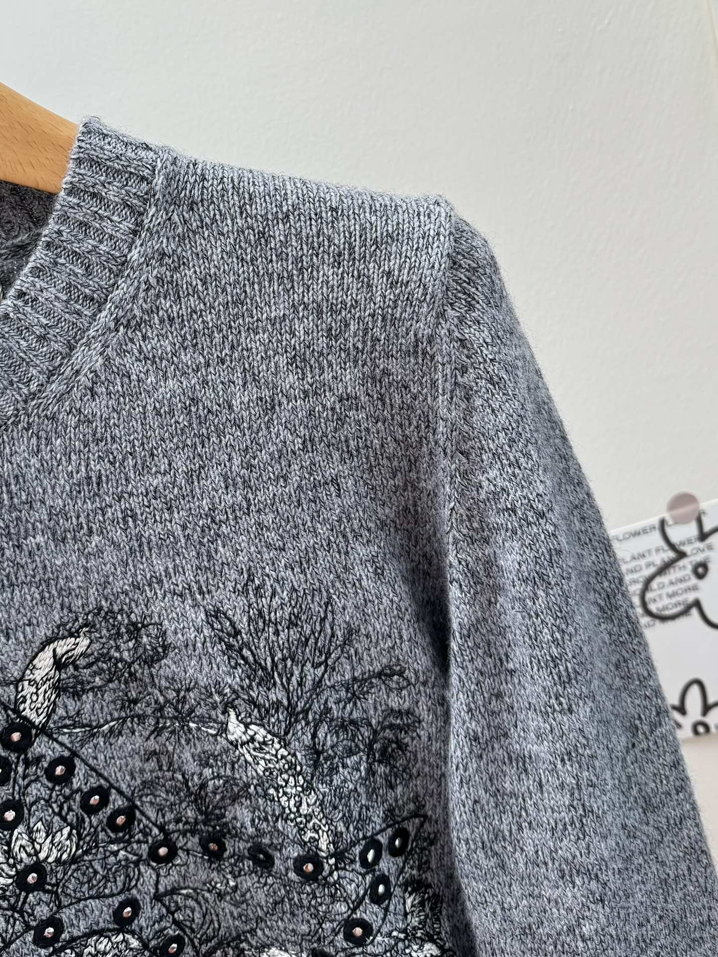 秋服 保温ディオール セーター偽物 ニット トップス 柔らかい 高級品 刺繍 長袖 グレイ_4