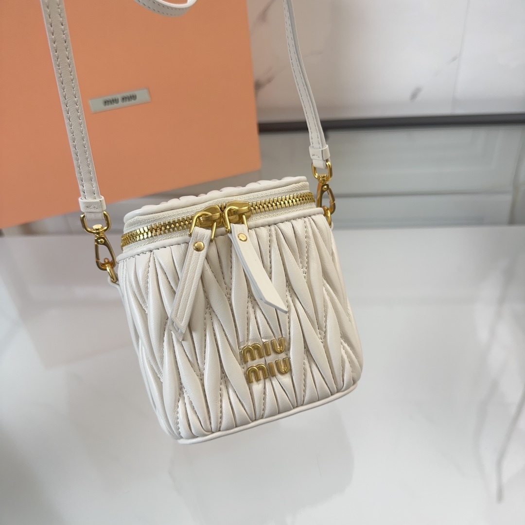 最新の2024年 miumiu かご バッグ偽物 牛革 レザー 斜め掛けバッグ 優雅 調整可 ホワイト_9