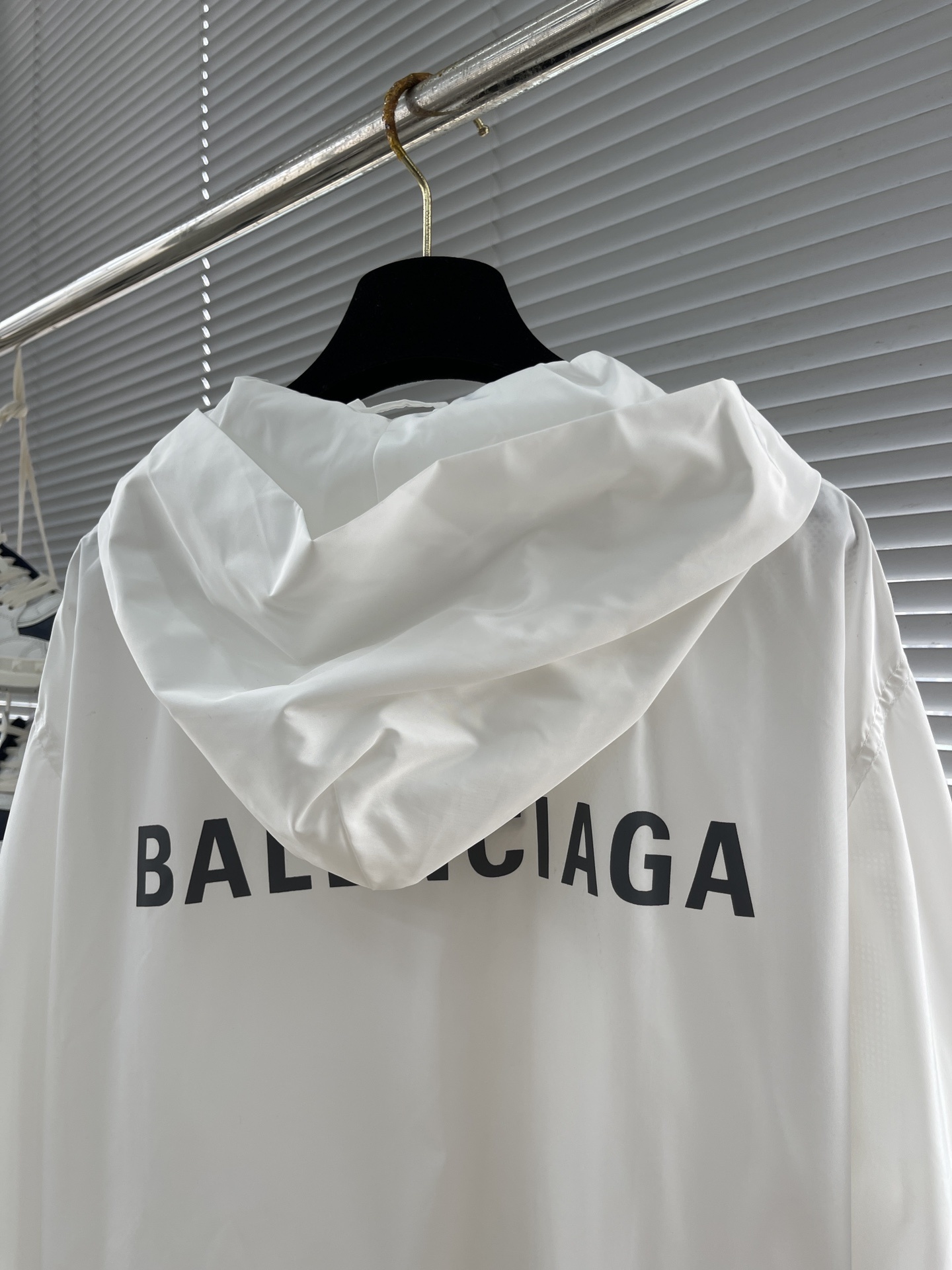 balenciaga シャツジャケットスーパーコピー トップス アウター 軽量 日焼け止め フード付き ホワイト_3