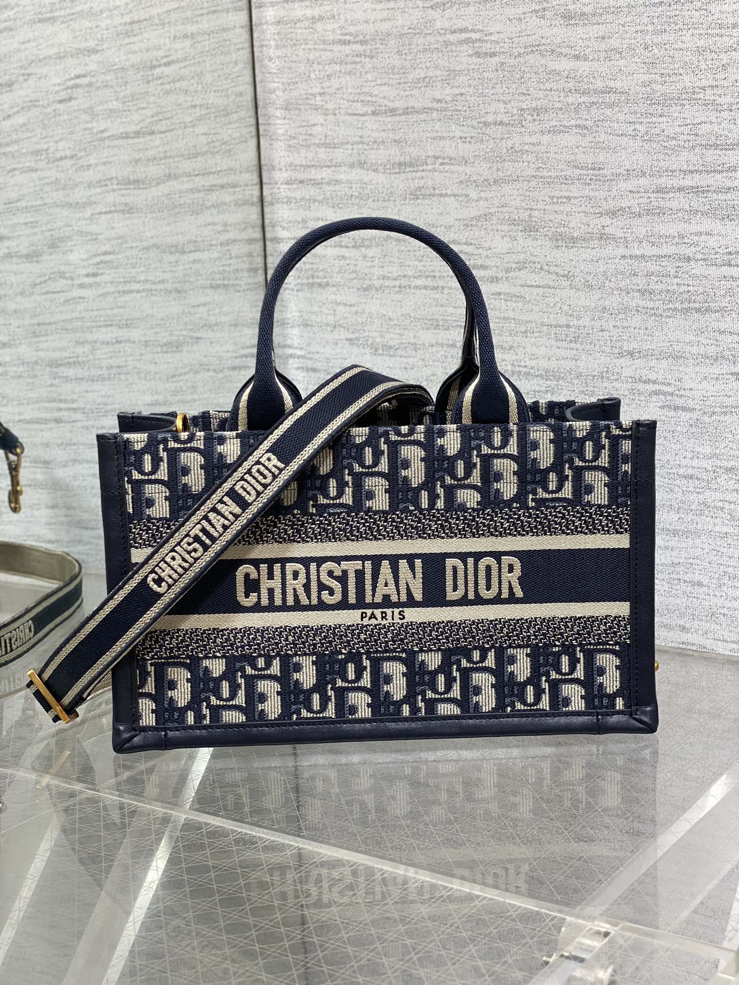 dior ブック トート スモールスーパーコピー 本革 ハンドバッグ 刺繍 斜め掛け 優雅 ロゴプリント ブラック_2