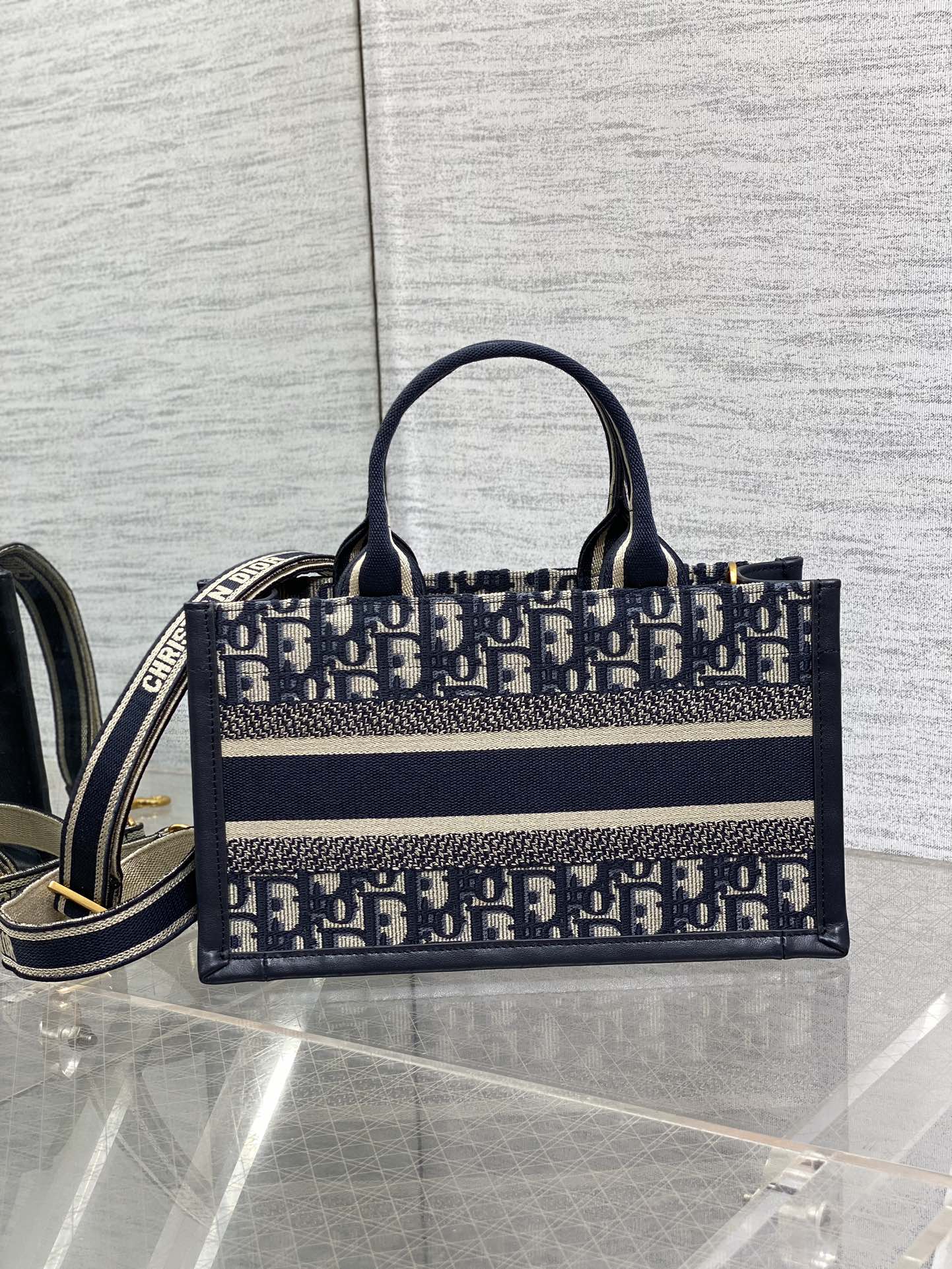 dior ブック トート スモールスーパーコピー 本革 ハンドバッグ 刺繍 斜め掛け 優雅 ロゴプリント ブラック_4