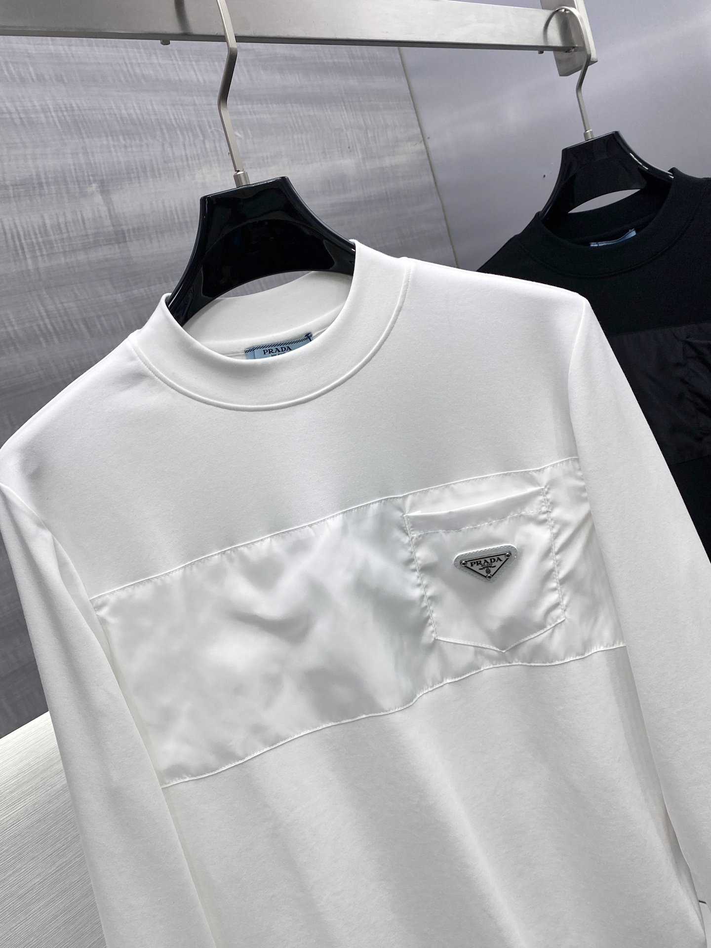 今季のおすすめ prada t シャツ偽物 トップス 純綿 長袖 シンプル プリント ホワイト_3