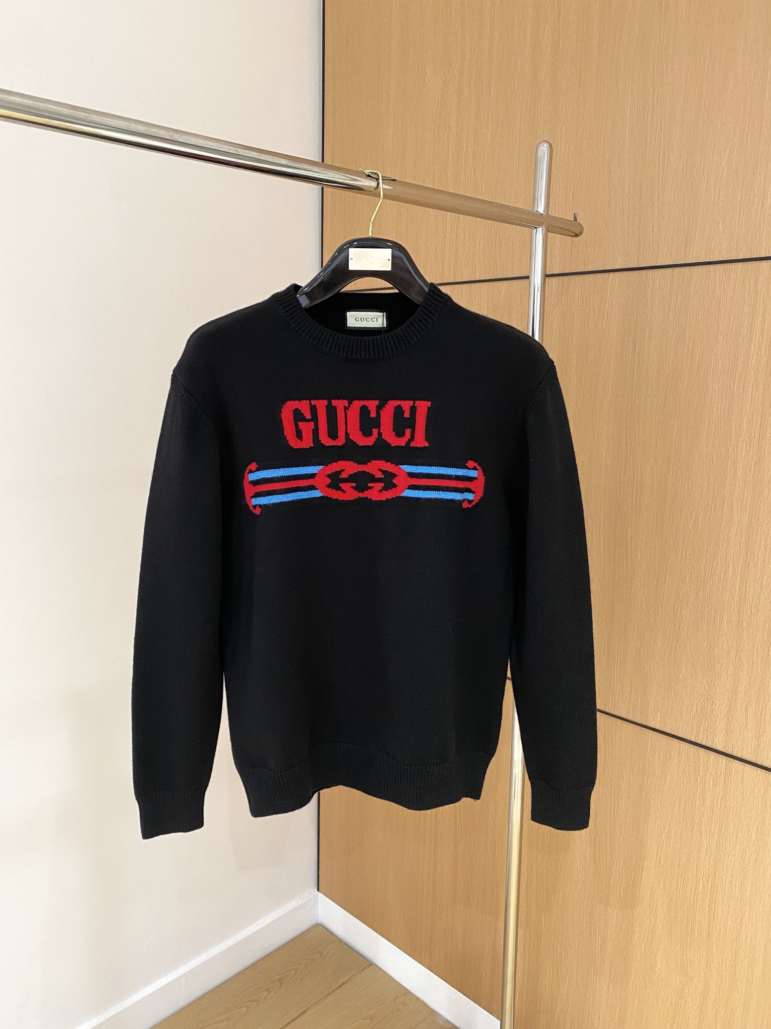 最新gucci ミッキー セータースーパーコピー ニット 柔らかい トップス 花柄 シンプル ロゴ編み ブラック_1