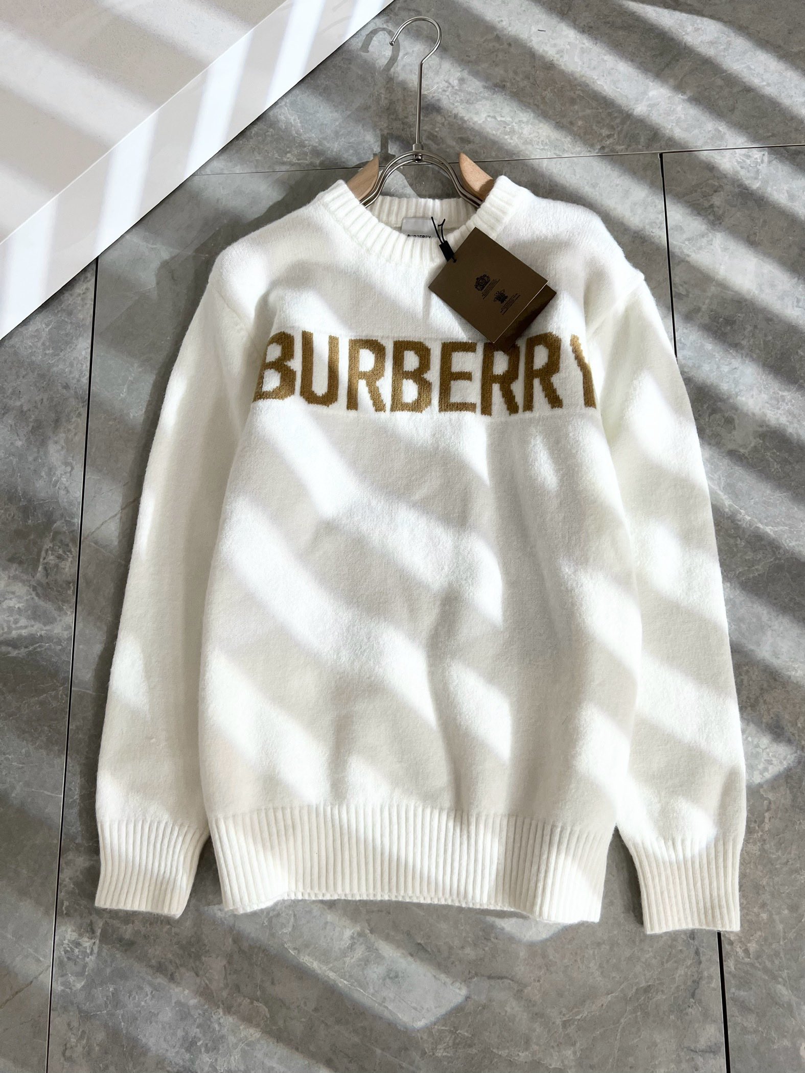 お値打ち価格 burberry ニット セータースーパーコピー ニット 男性 柔らかい 保温 ロゴ編み ホワイト_1