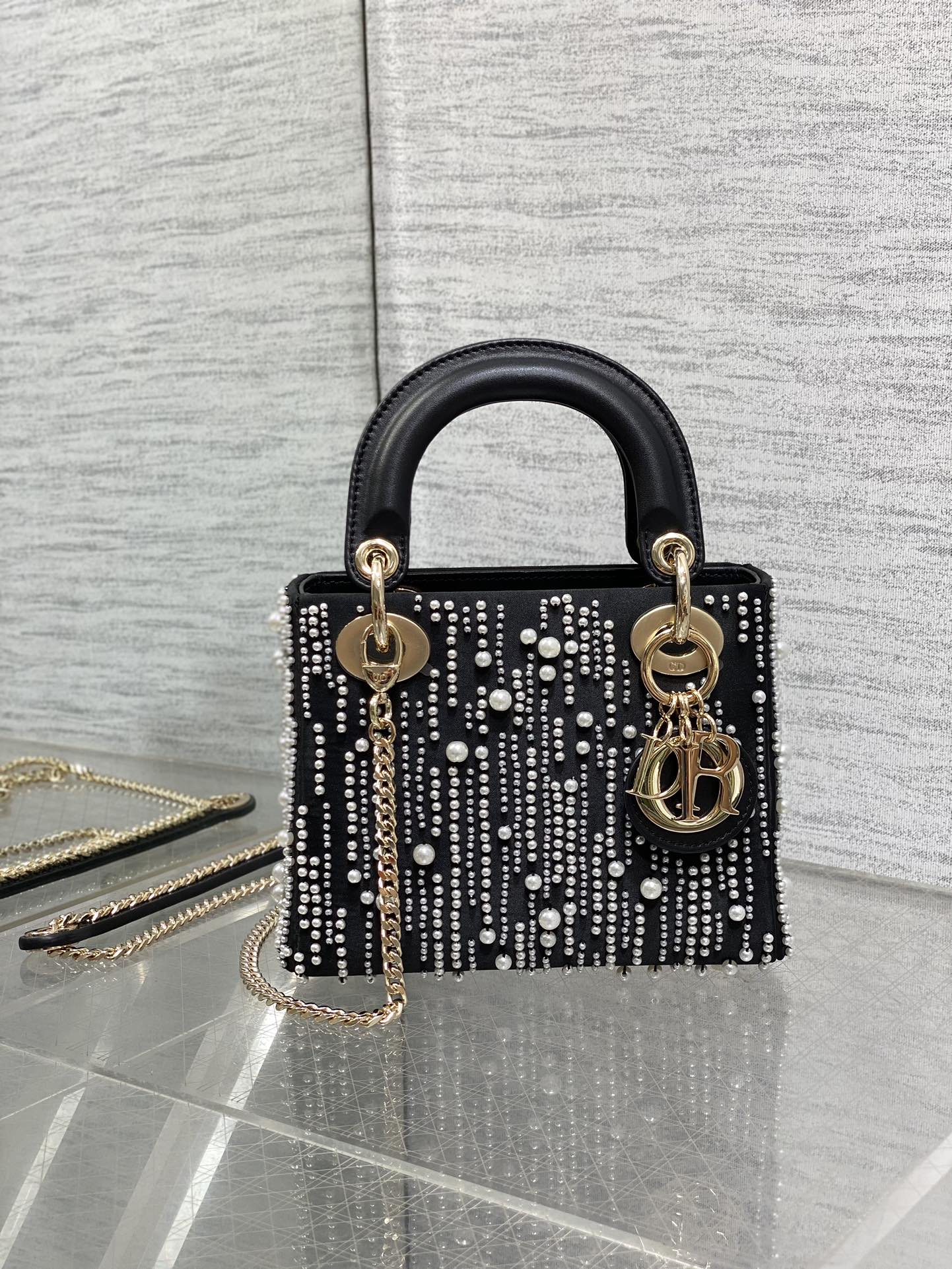 dior バッグ アウトレット偽物 レディ ハンドバッグ 手持ちバッグ 魅力的な斜め掛けバッグ 刺繍 ブラック_1