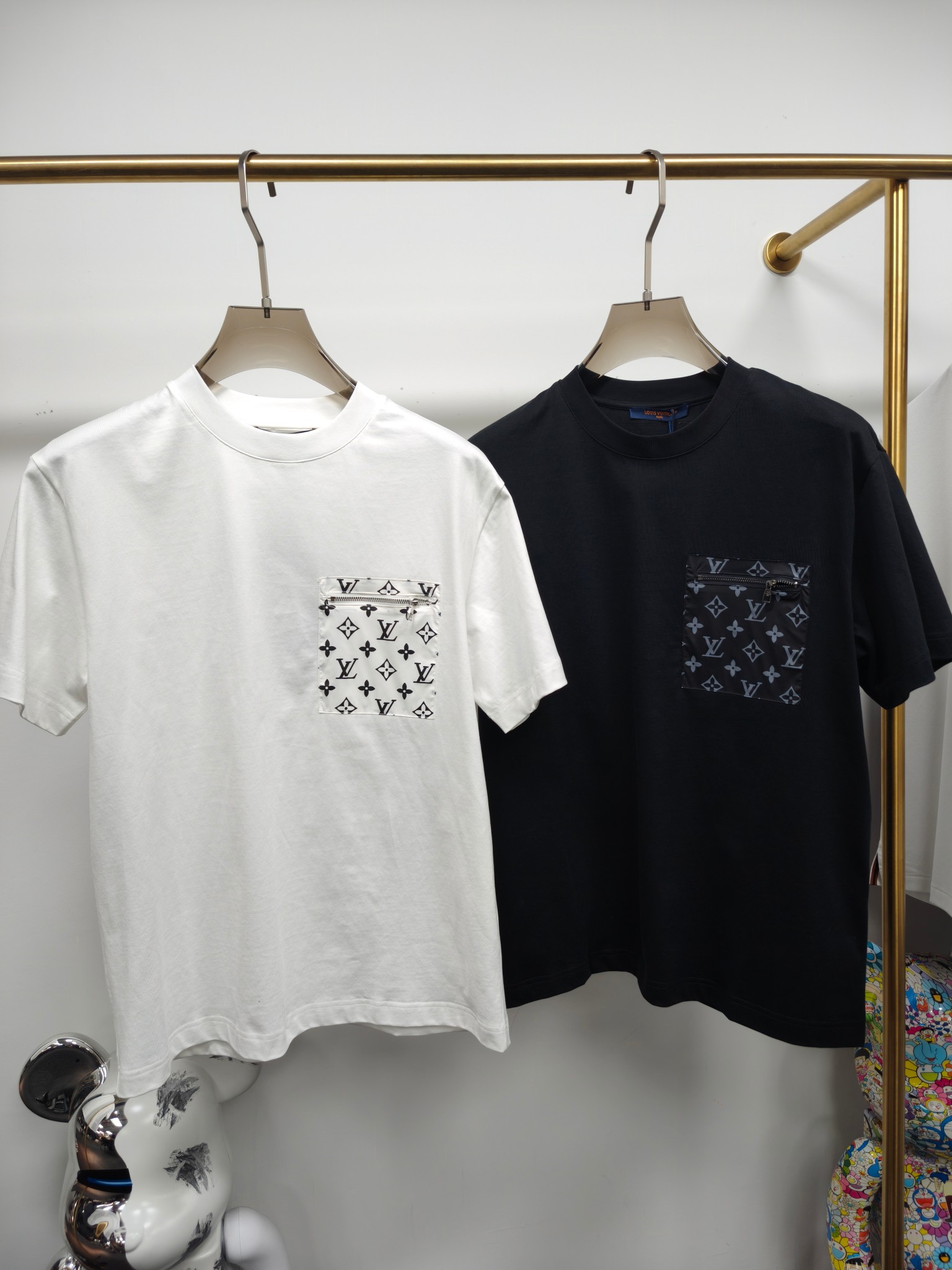 最新の2024年 ルイヴィトンtシャツコーデＮ級品 半袖 トップス 純綿 プリント シンプル 柔らかい 2色可選_1