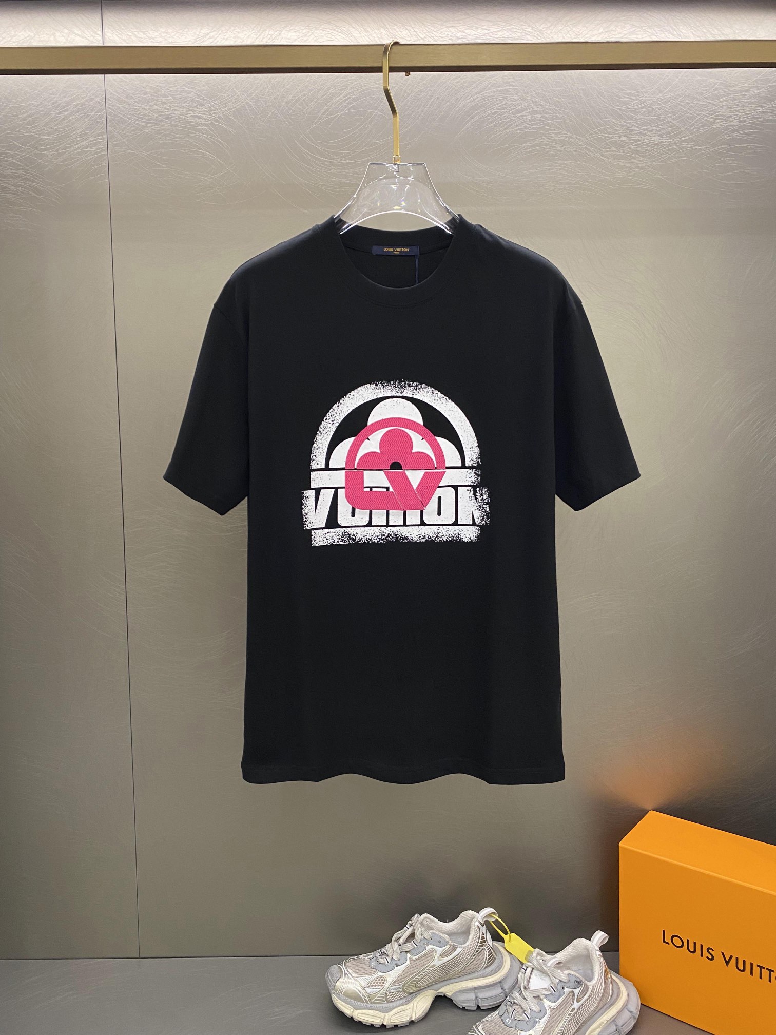 お手頃価格で ルイヴィトン tシャツ 値段スーパーコピー 半袖 トップス 純綿 プリント 柔軟 ゆったり ブラック_1