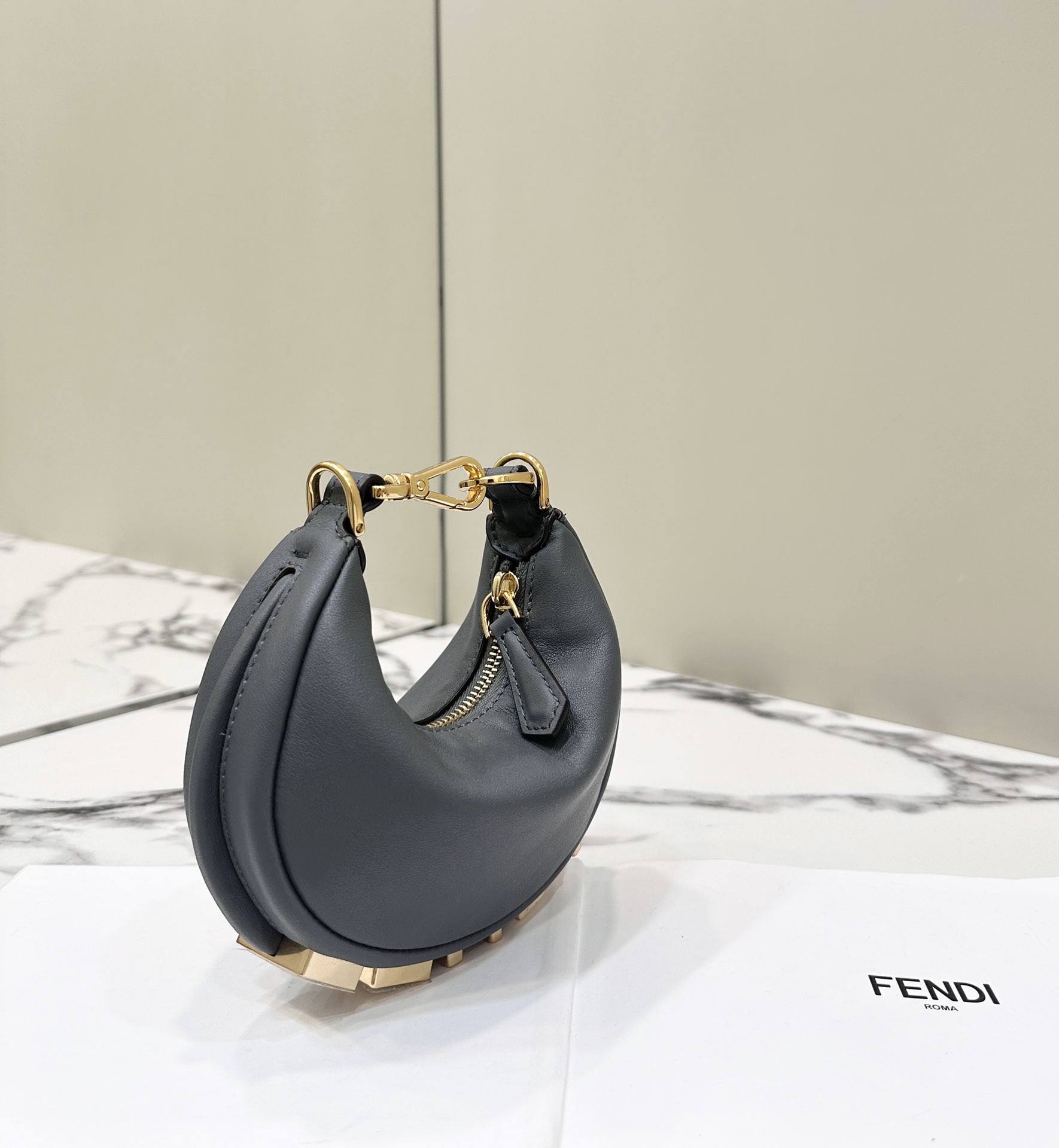 fendi バッグ コーデスーパーコピー チェーンバッグ レザー ハンドバッグ mini 軽量 グレイ_3