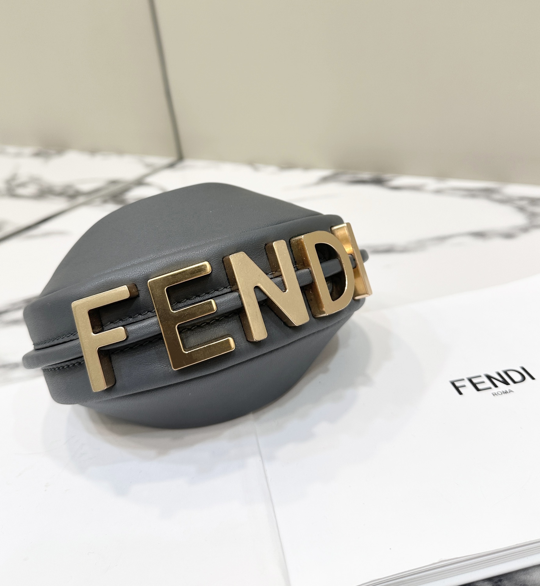 fendi バッグ コーデスーパーコピー チェーンバッグ レザー ハンドバッグ mini 軽量 グレイ_4