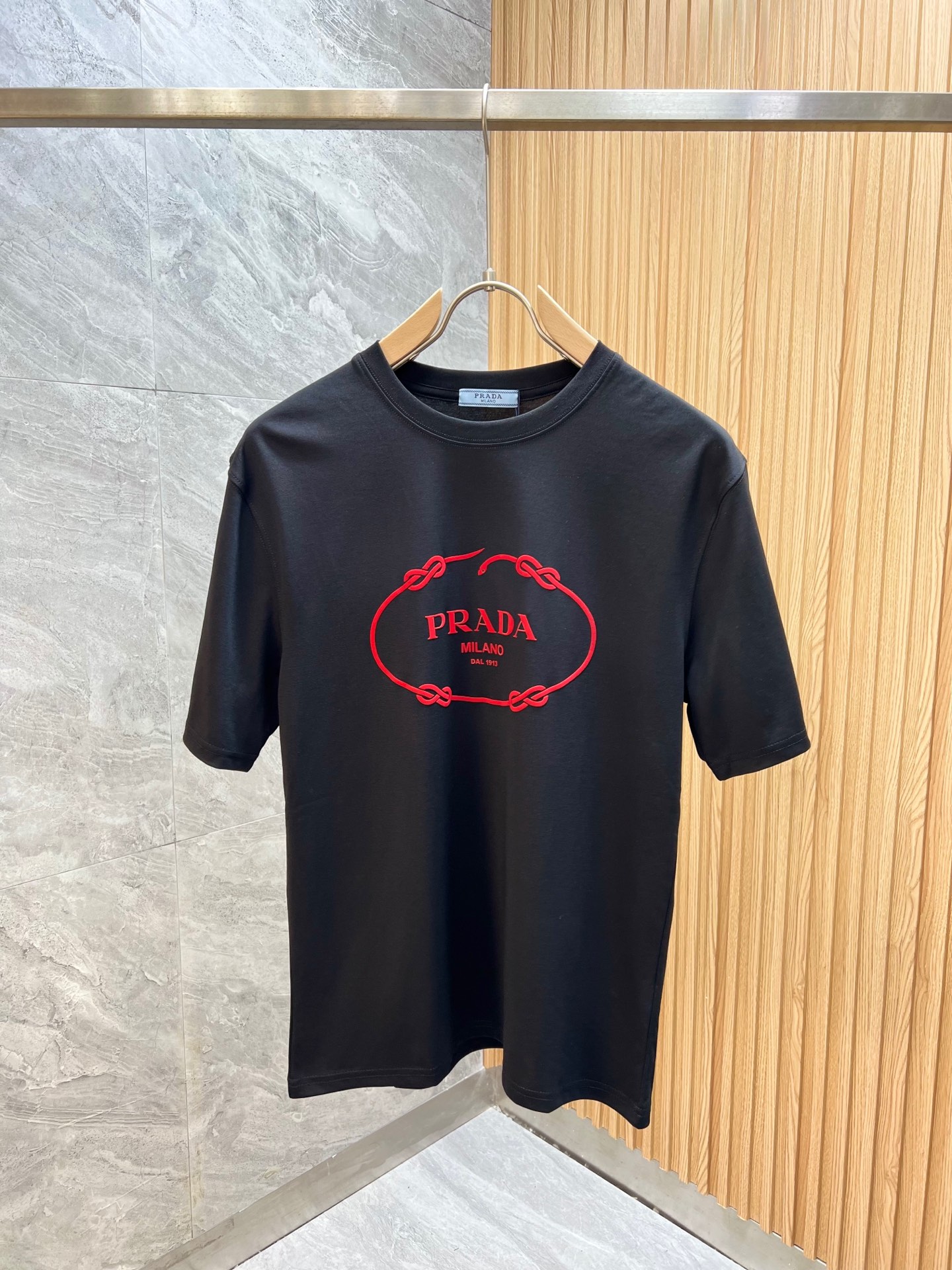 今季のおすすめ prada t シャツコピー トップス 夏服 シンプル 半袖 純綿 ロゴ刺繍 ブラック_2