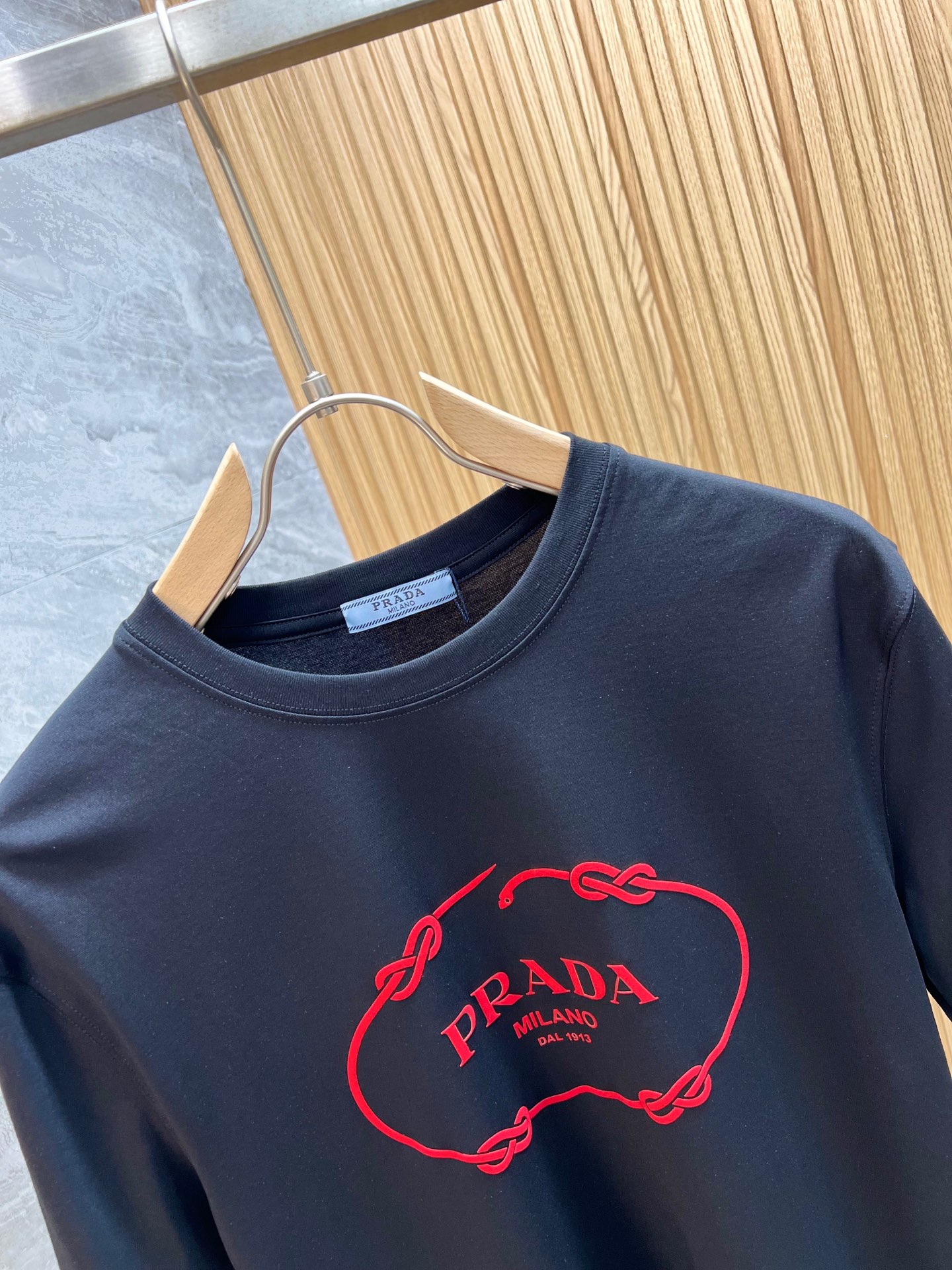 今季のおすすめ prada t シャツコピー トップス 夏服 シンプル 半袖 純綿 ロゴ刺繍 ブラック_3