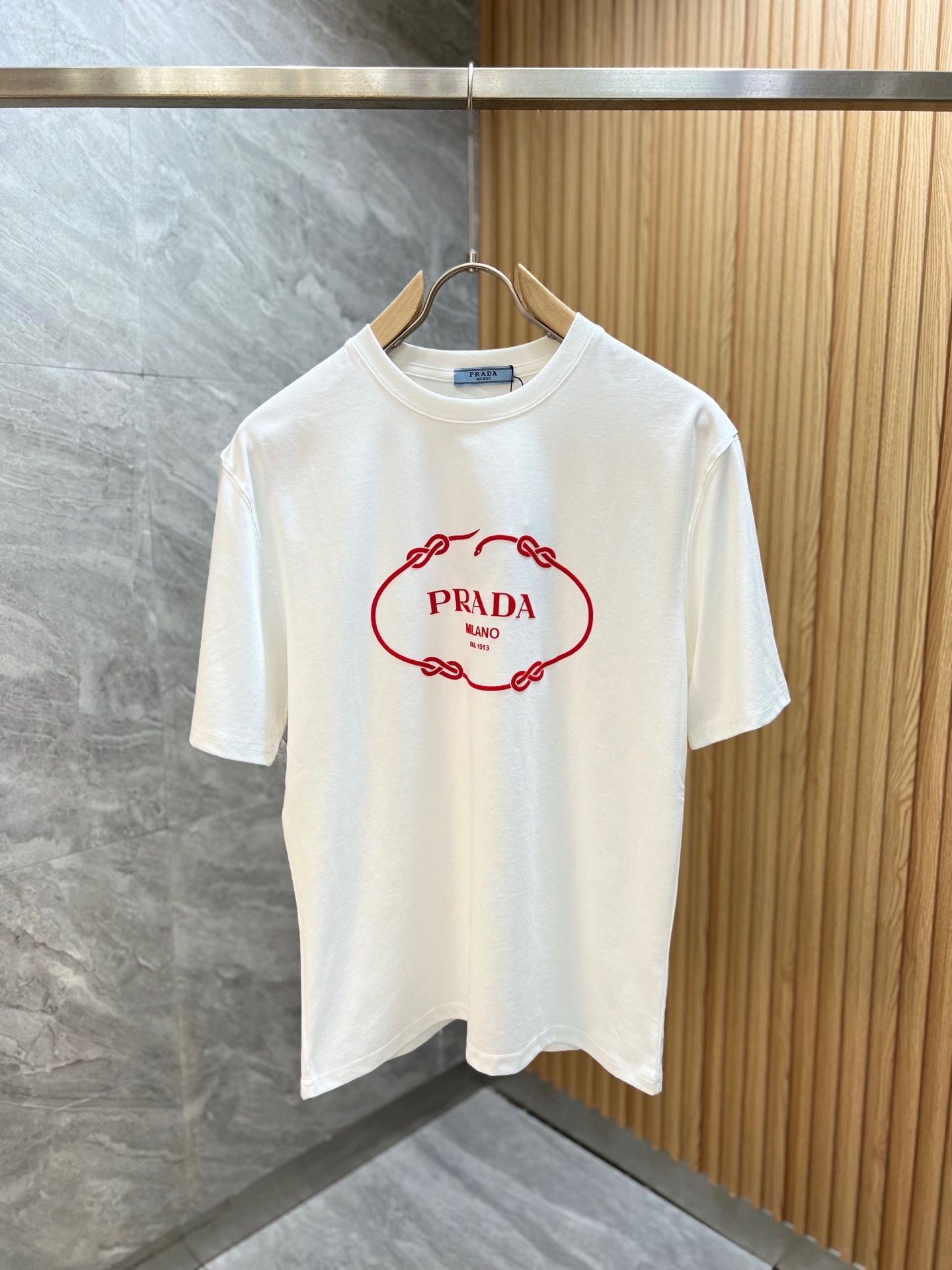 prada t シャツ メンズスーパーコピー トップス 夏服 シンプル 半袖 純綿 ロゴ刺繍 ホワイト_2