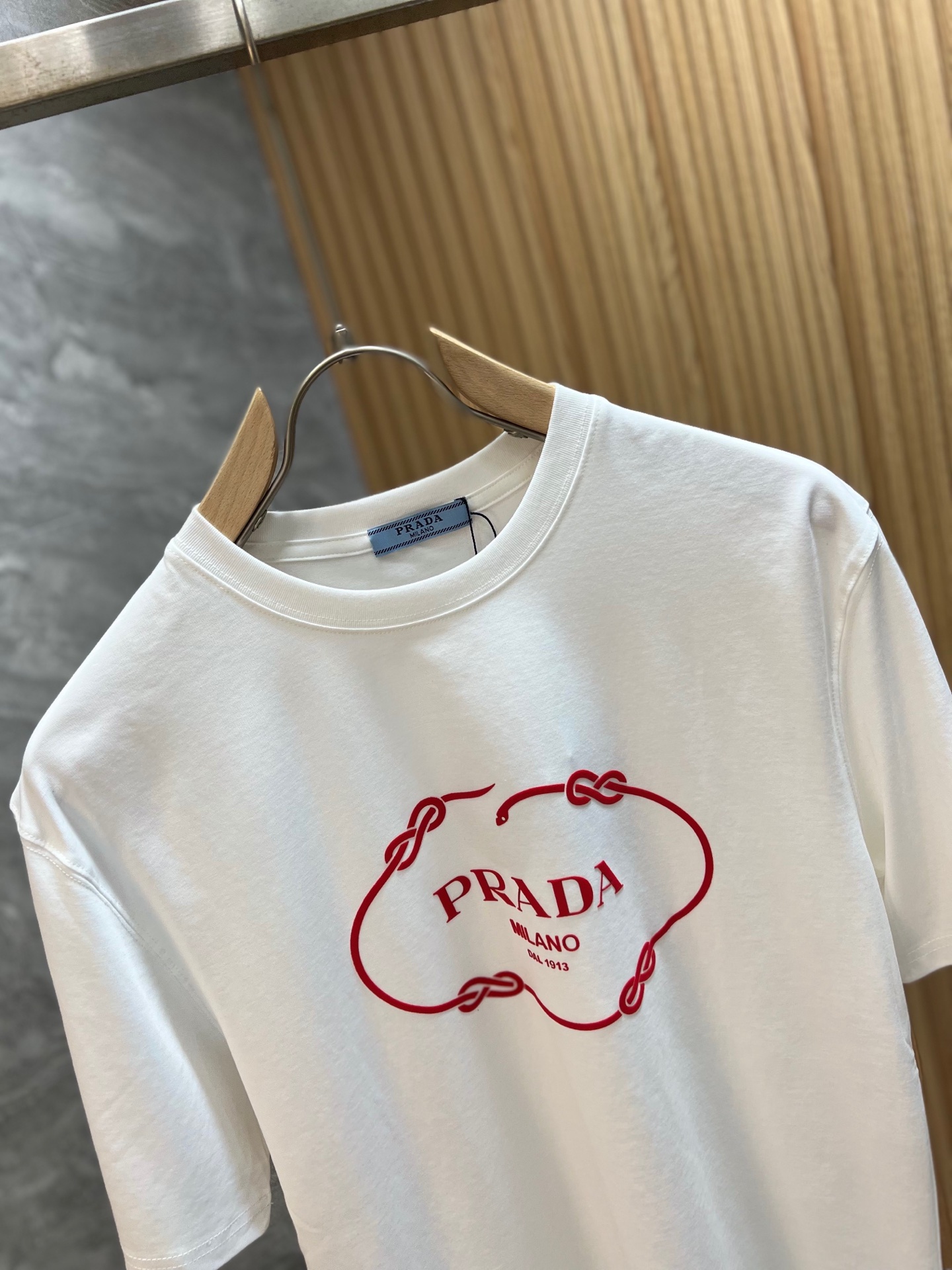 prada t シャツ メンズスーパーコピー トップス 夏服 シンプル 半袖 純綿 ロゴ刺繍 ホワイト_3