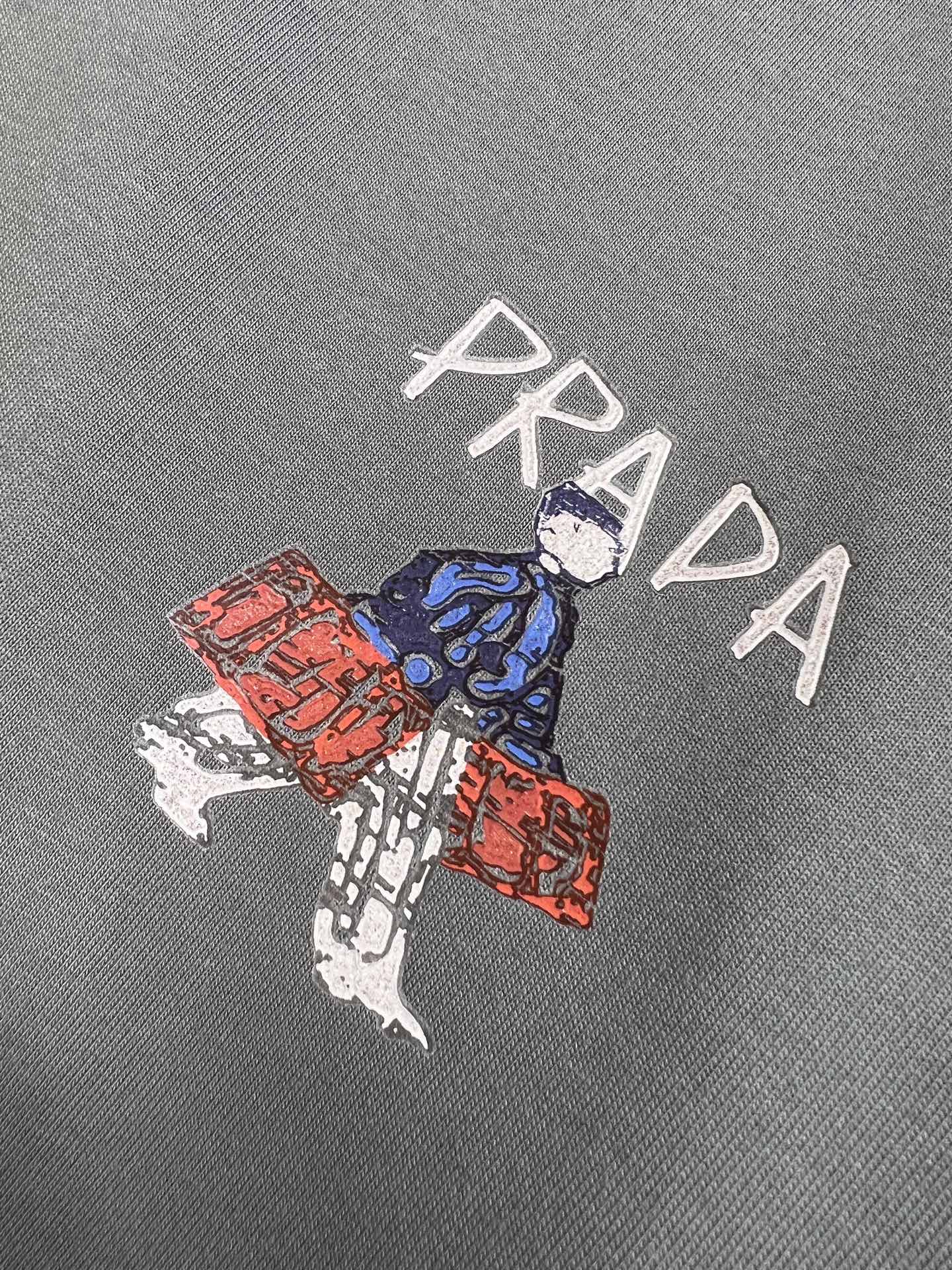 最新の2025年 prada ティー シャツコピー トップス シンプル 半袖 純綿 ロゴ刺繍 グレイ_5